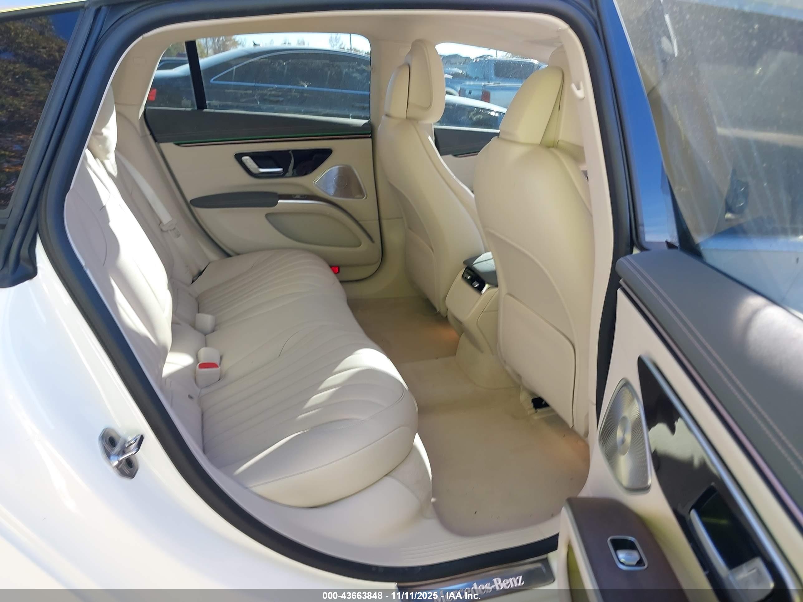 MERCEDES-BENZ EQS image 8