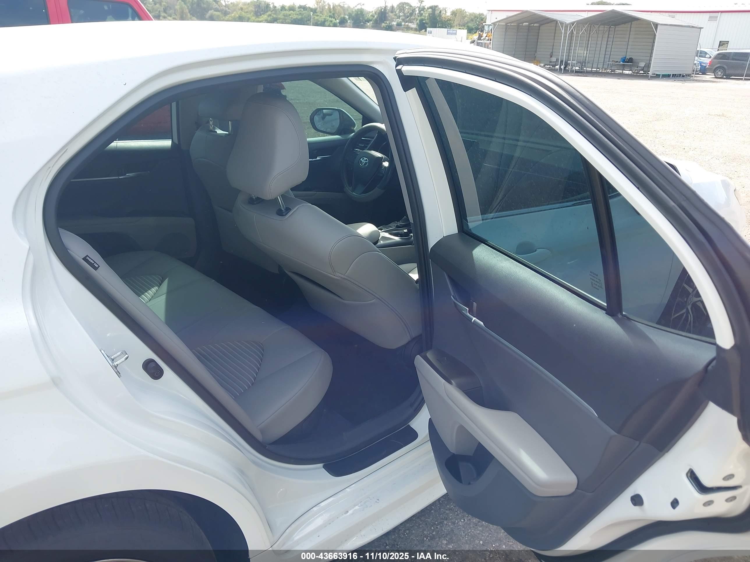 TOYOTA CAMRY image 8