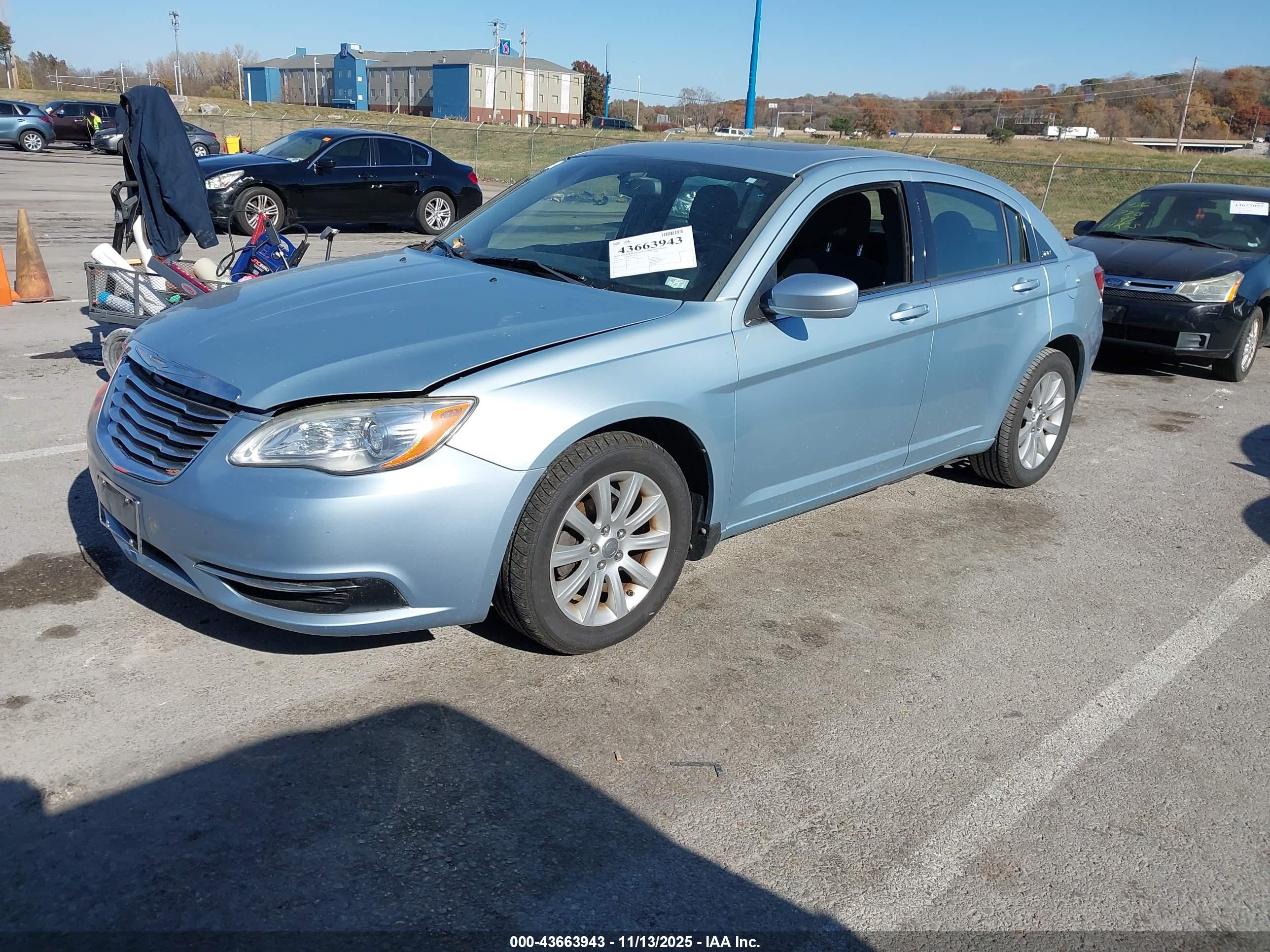 CHRYSLER 200 image 2