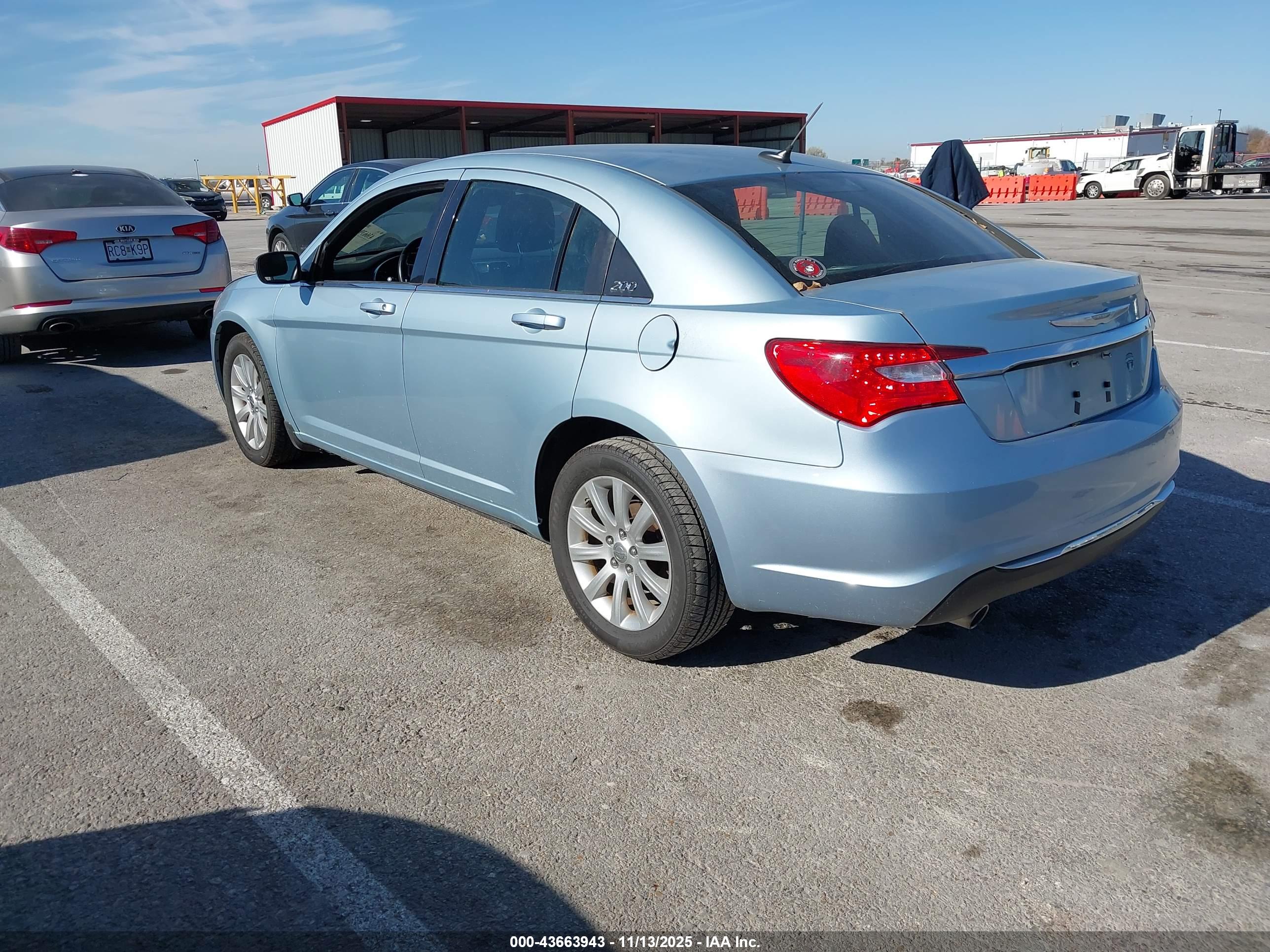 CHRYSLER 200 image 3
