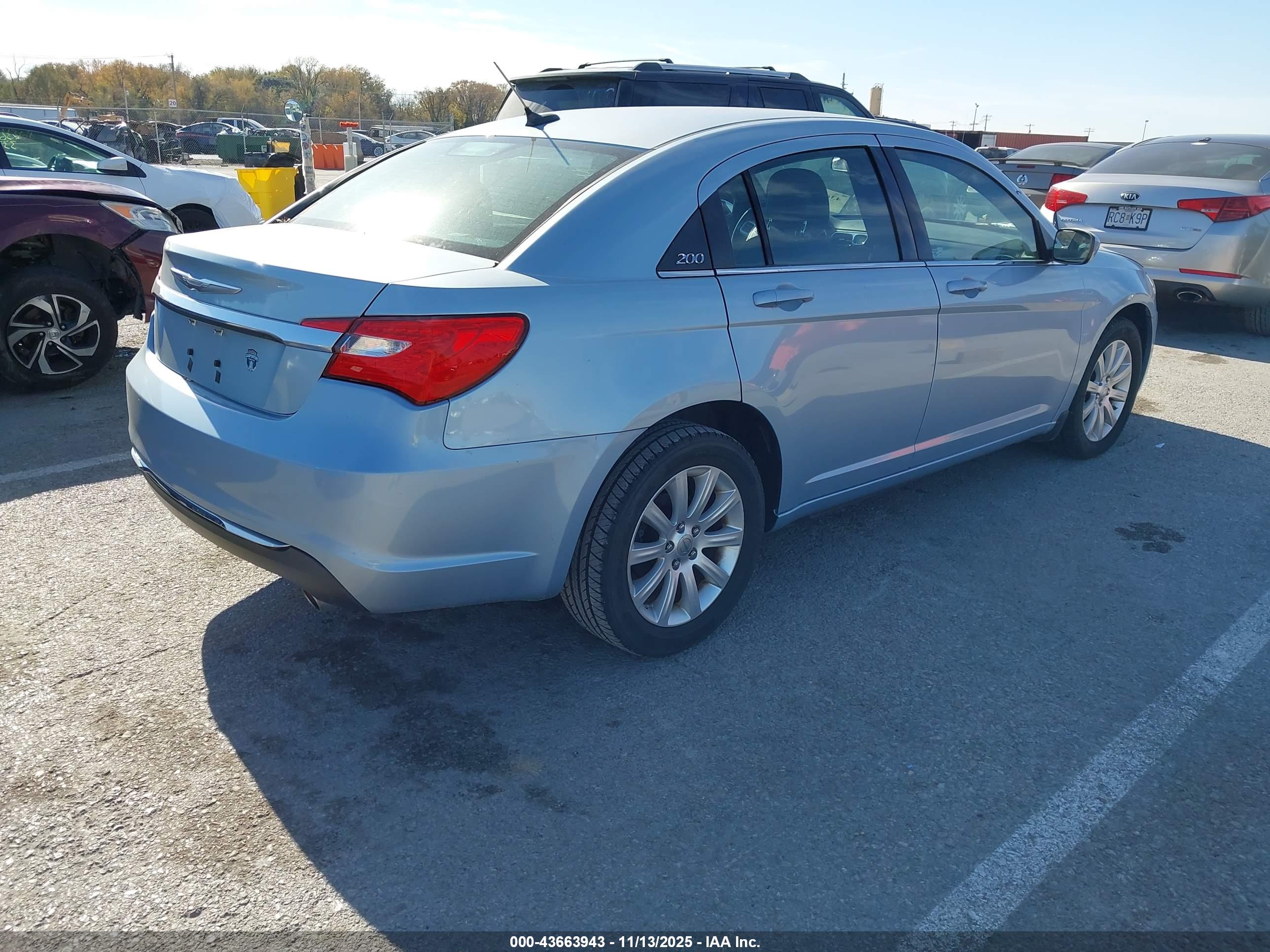 CHRYSLER 200 image 4