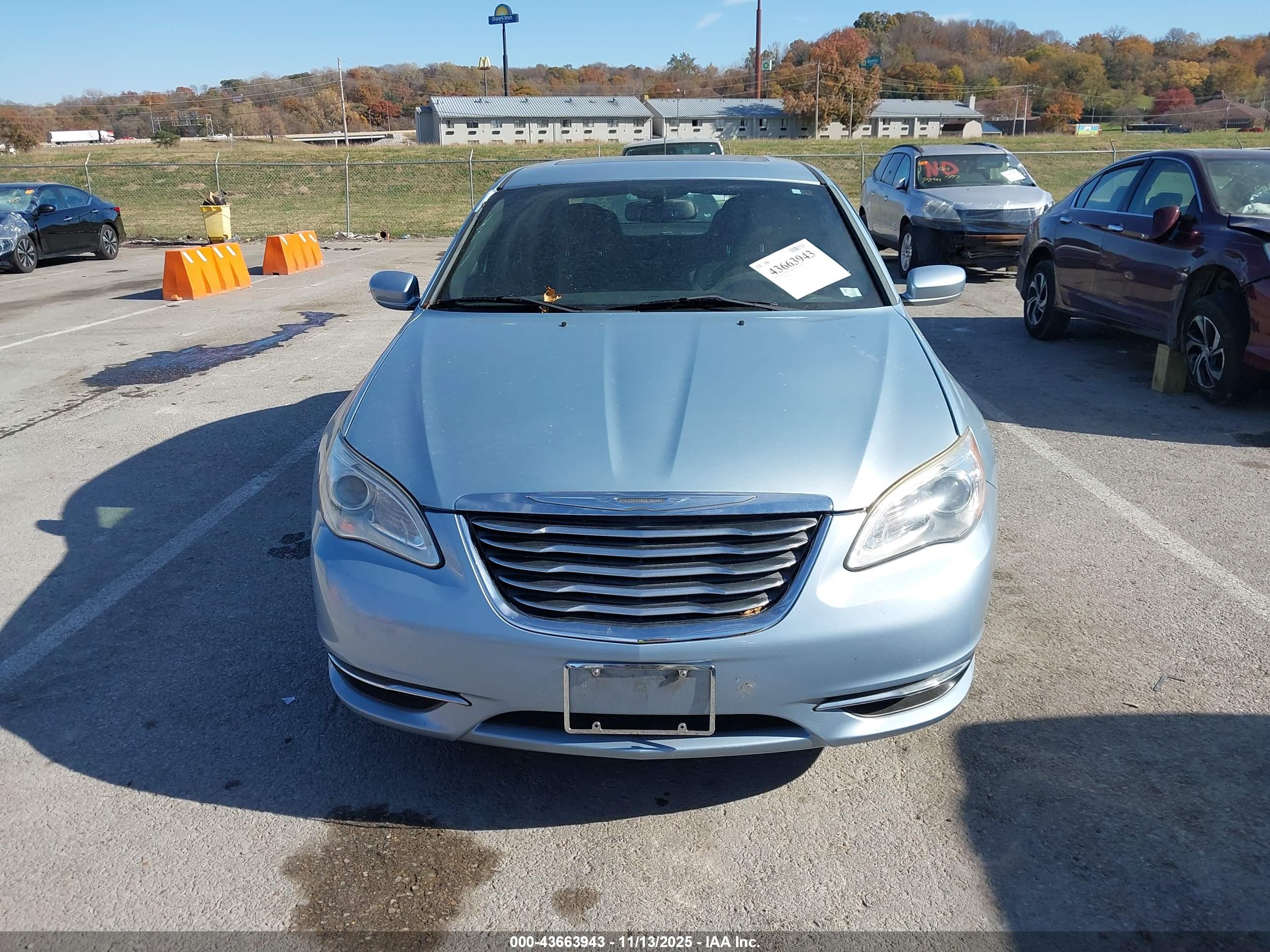 CHRYSLER 200 image 6