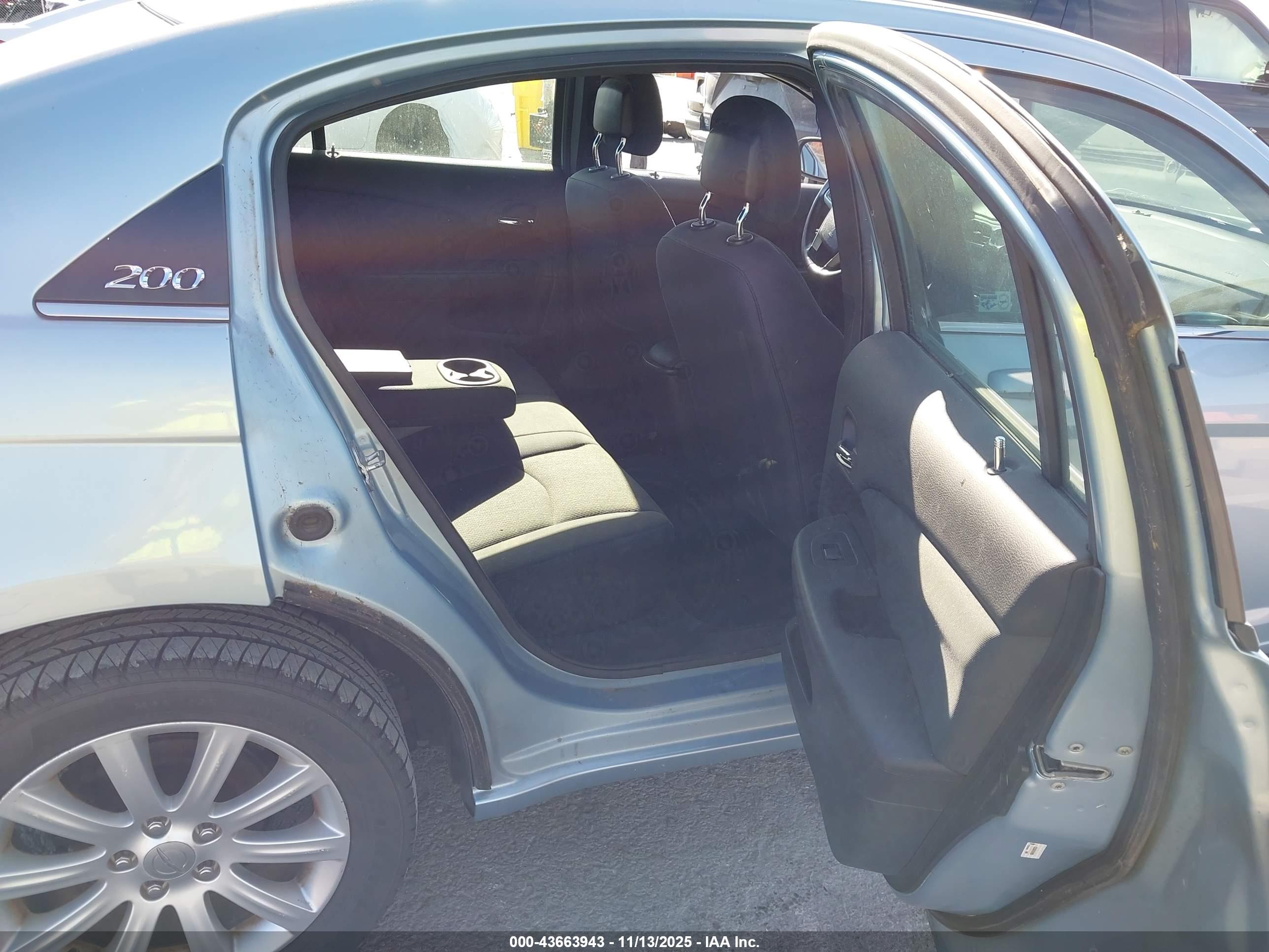CHRYSLER 200 image 8