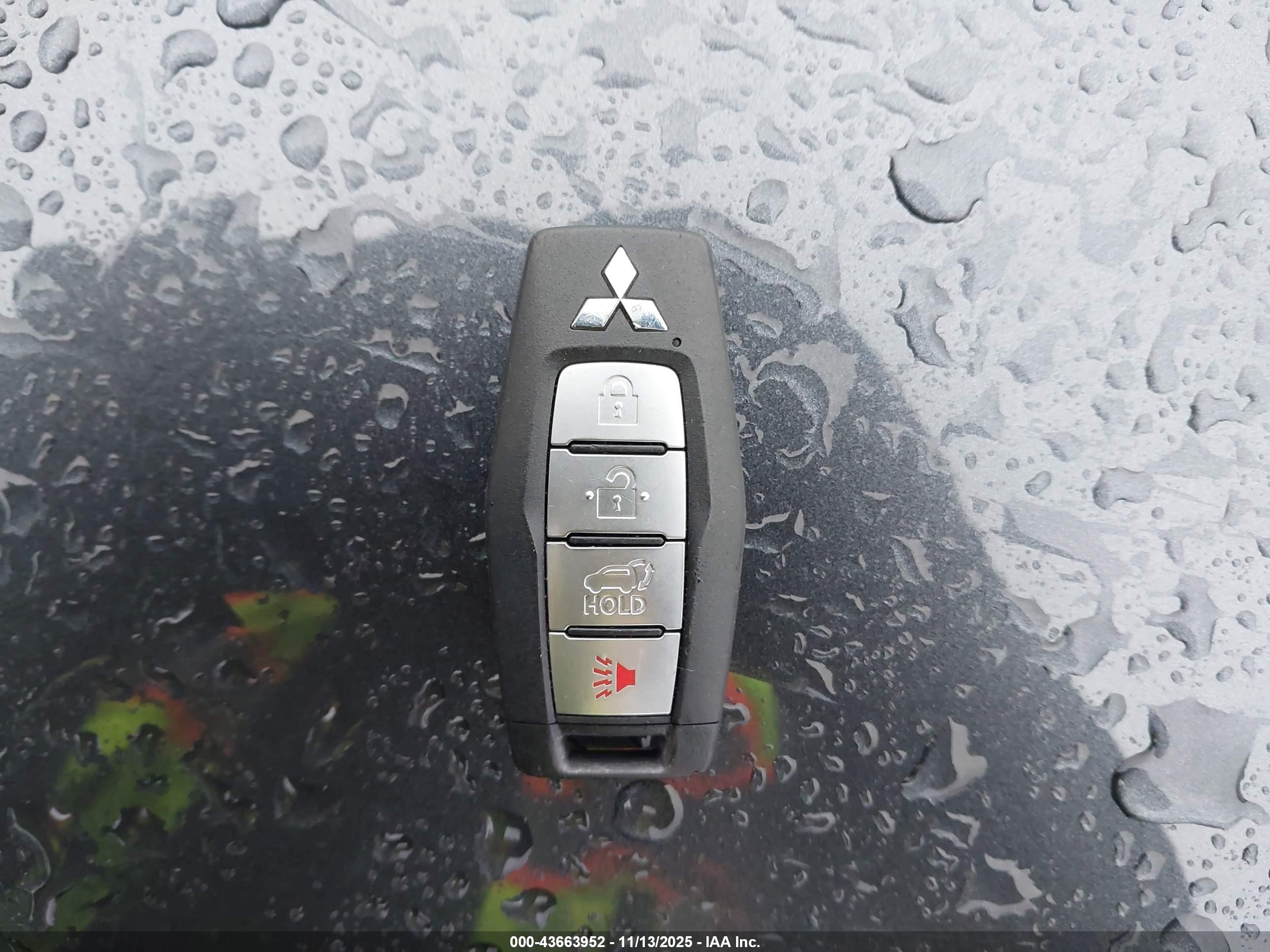 MITSUBISHI OUTLANDER image 11
