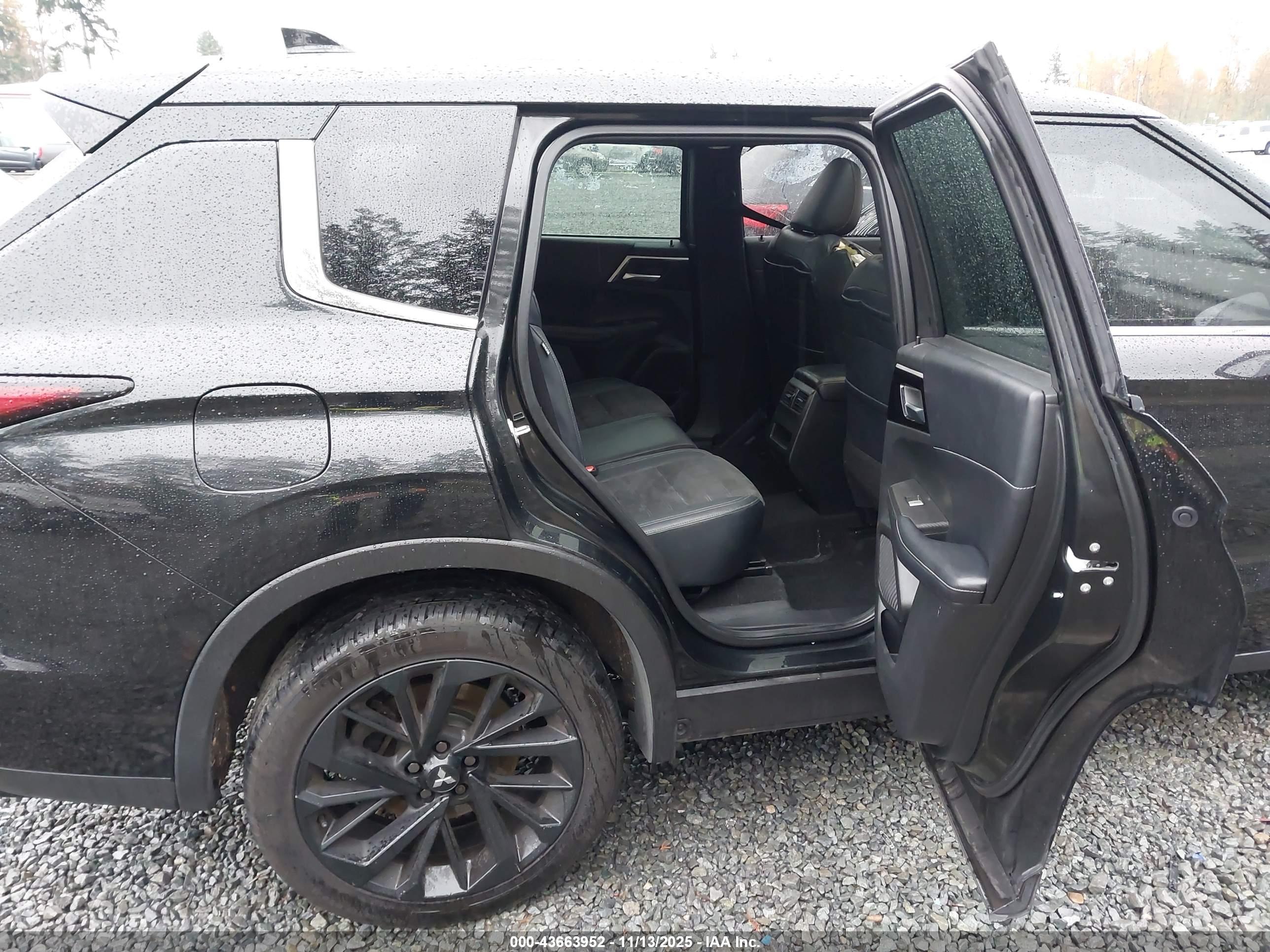 MITSUBISHI OUTLANDER image 8