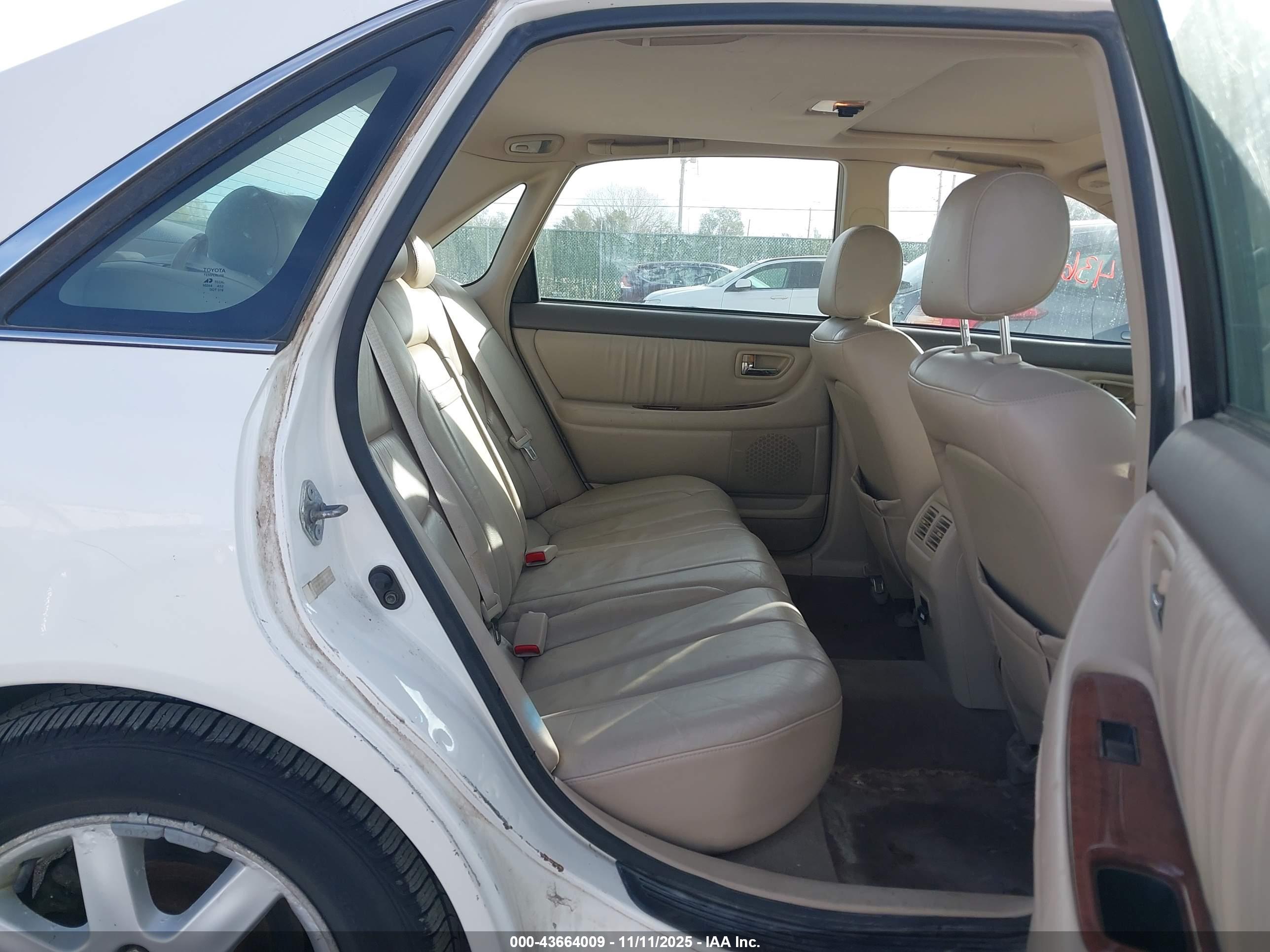 TOYOTA AVALON image 8