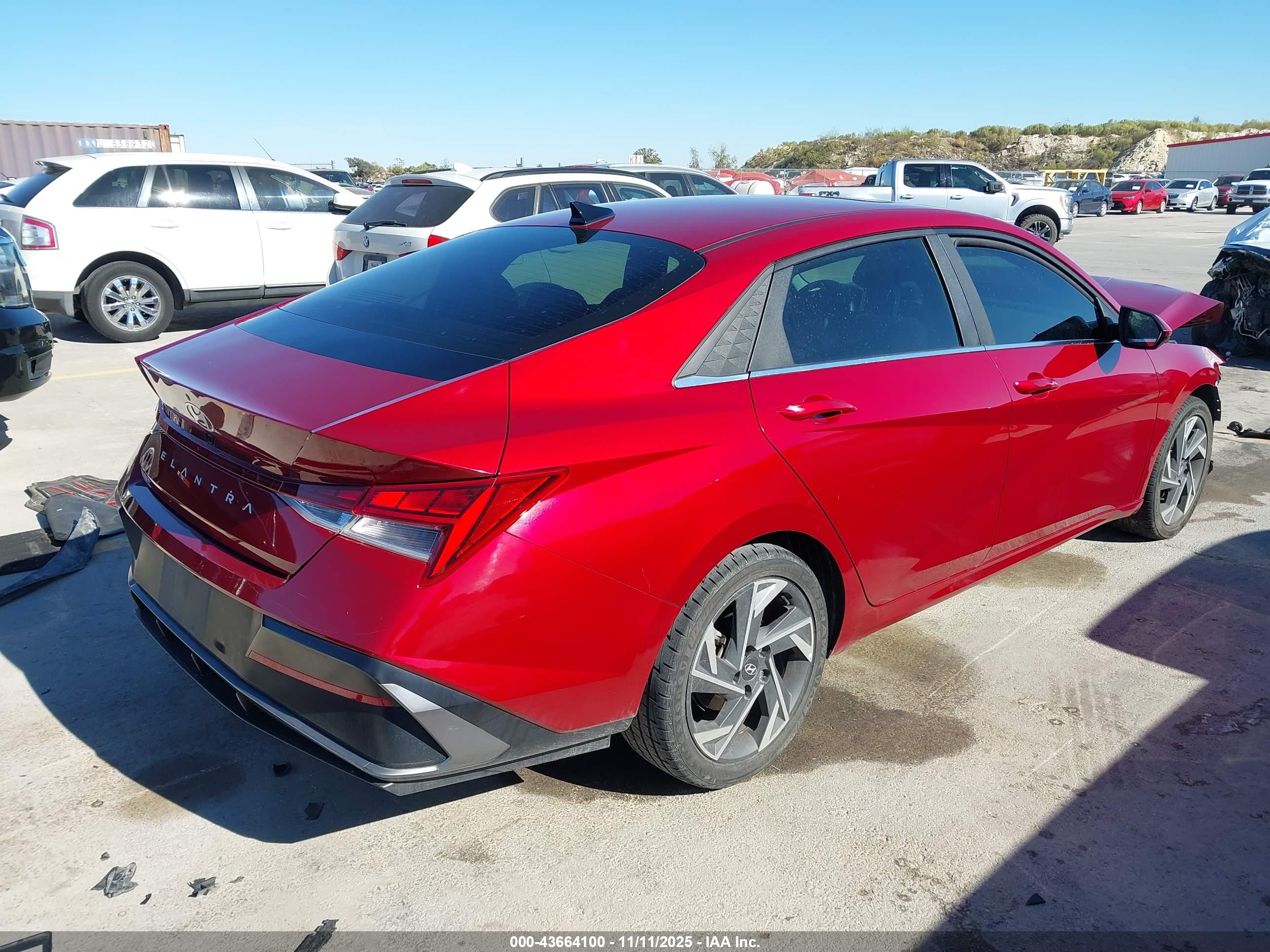 HYUNDAI ELANTRA image 4
