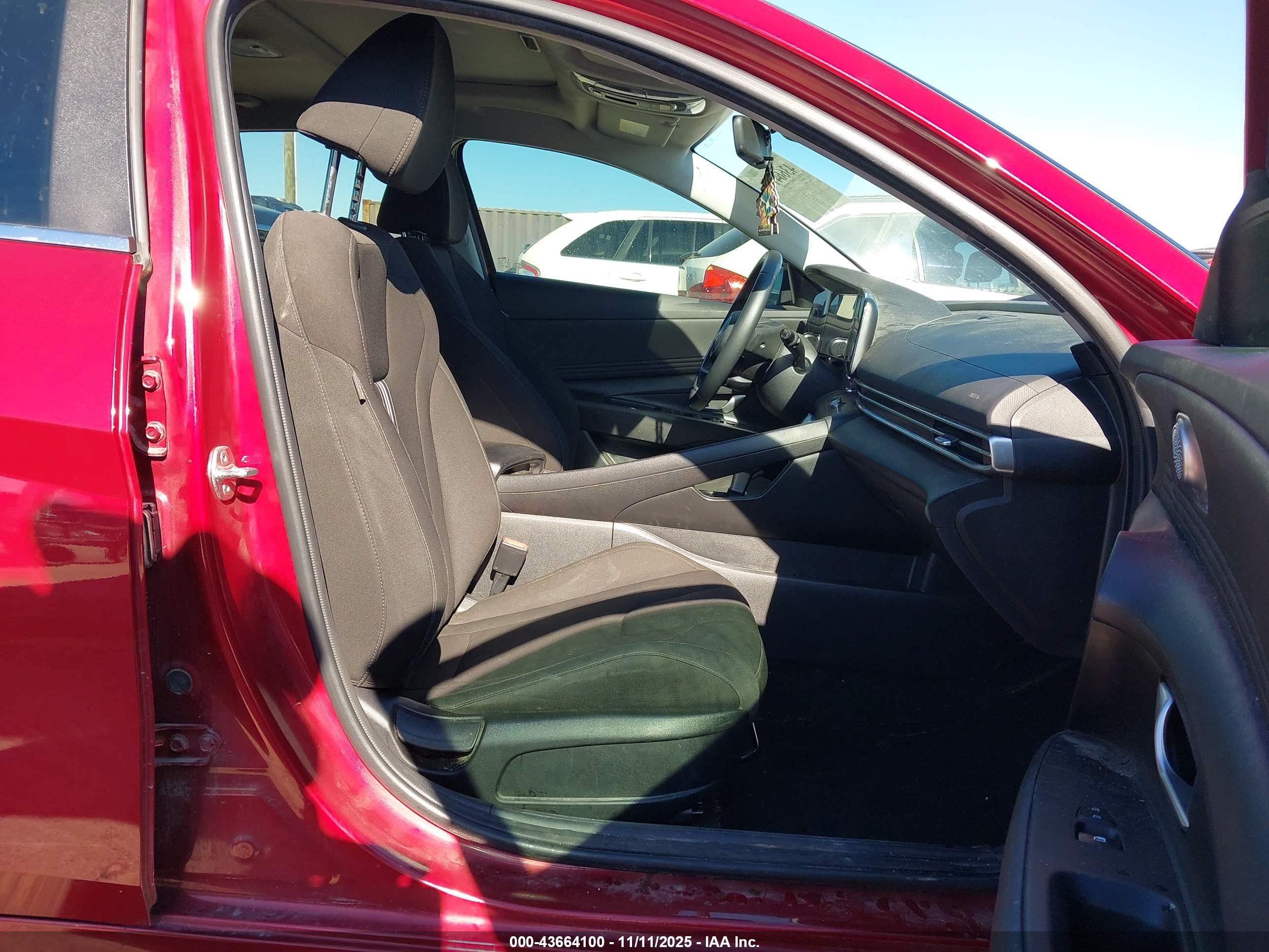 HYUNDAI ELANTRA image 5