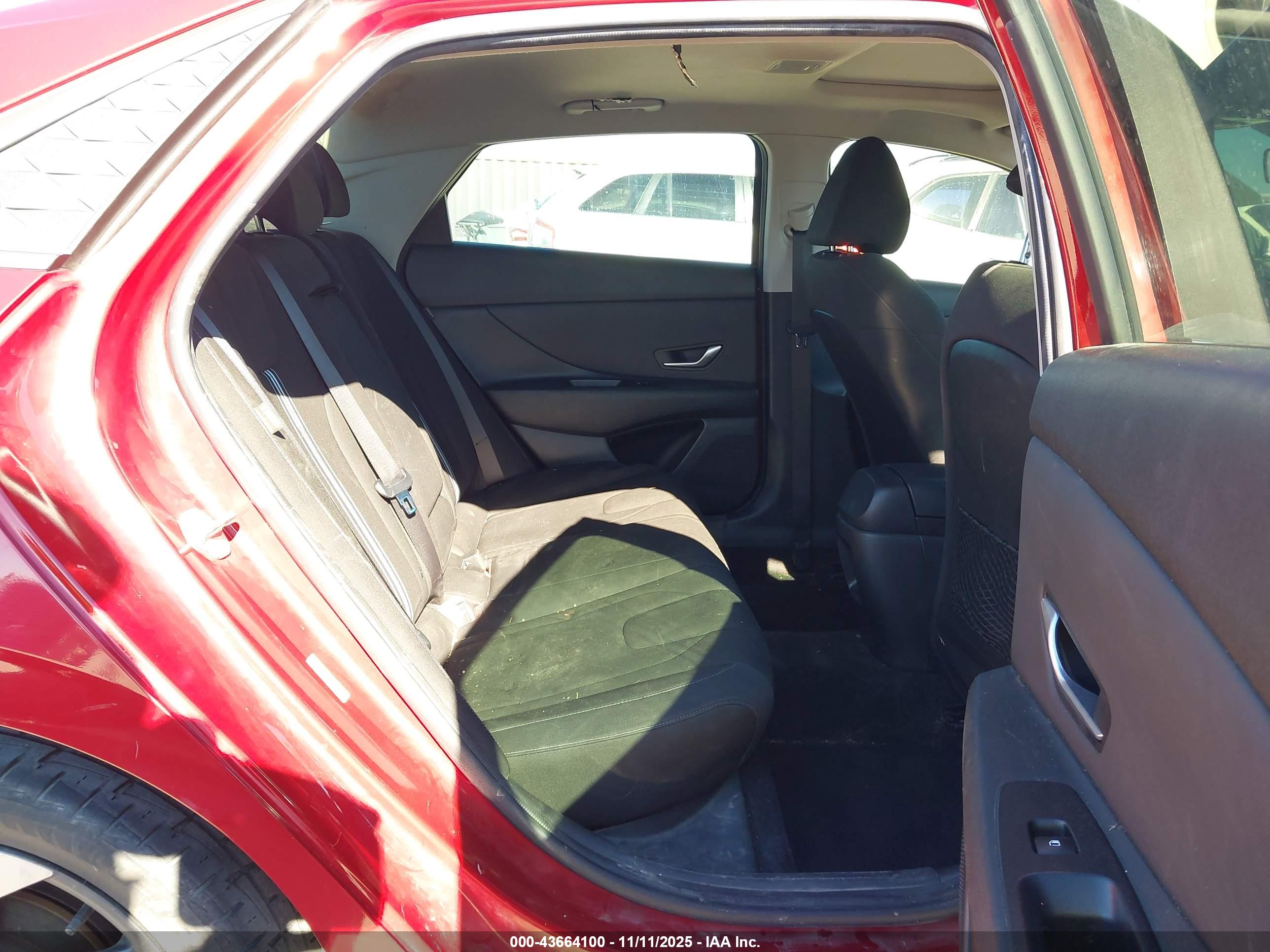 HYUNDAI ELANTRA image 8