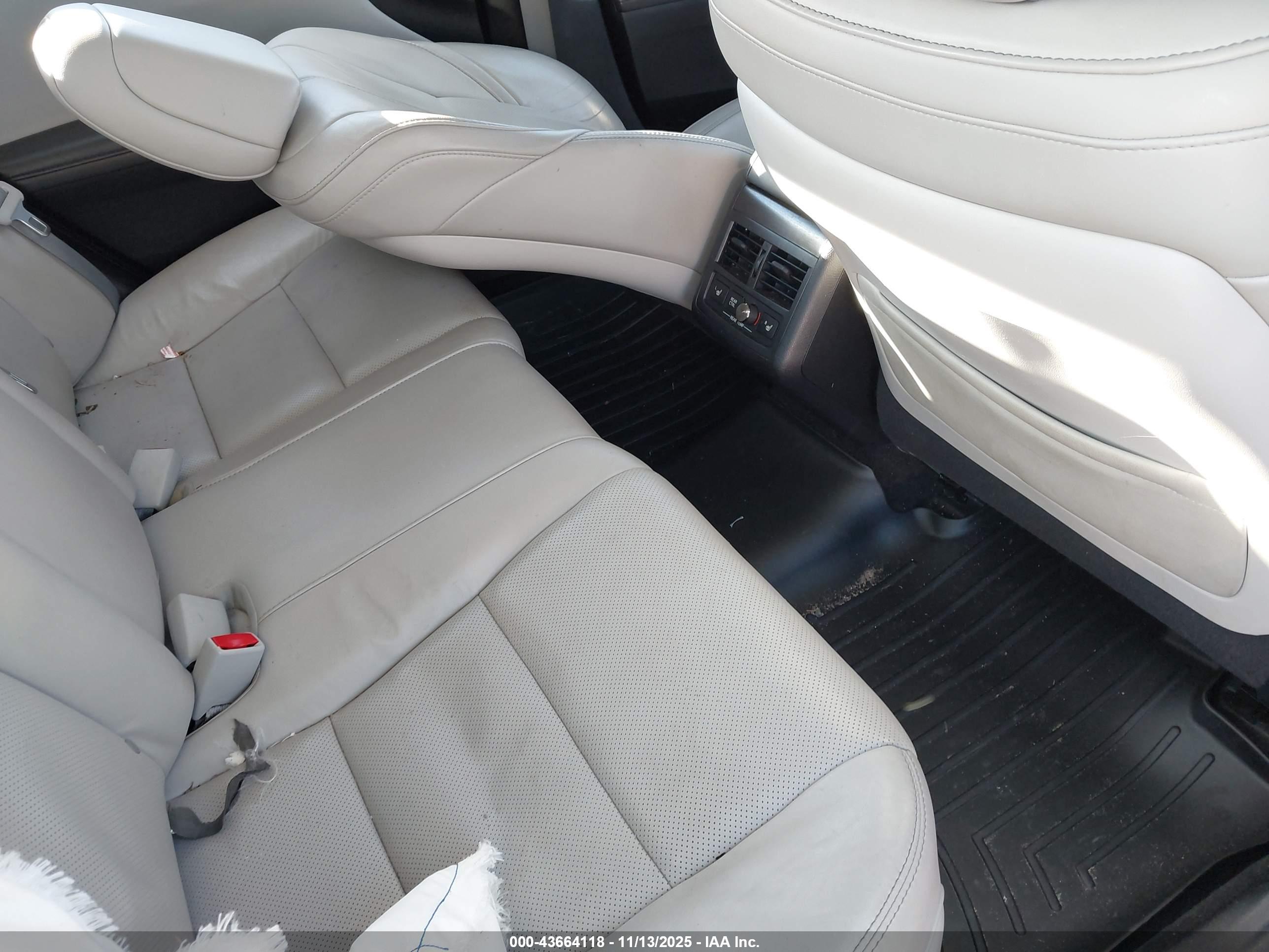 TOYOTA AVALON image 8