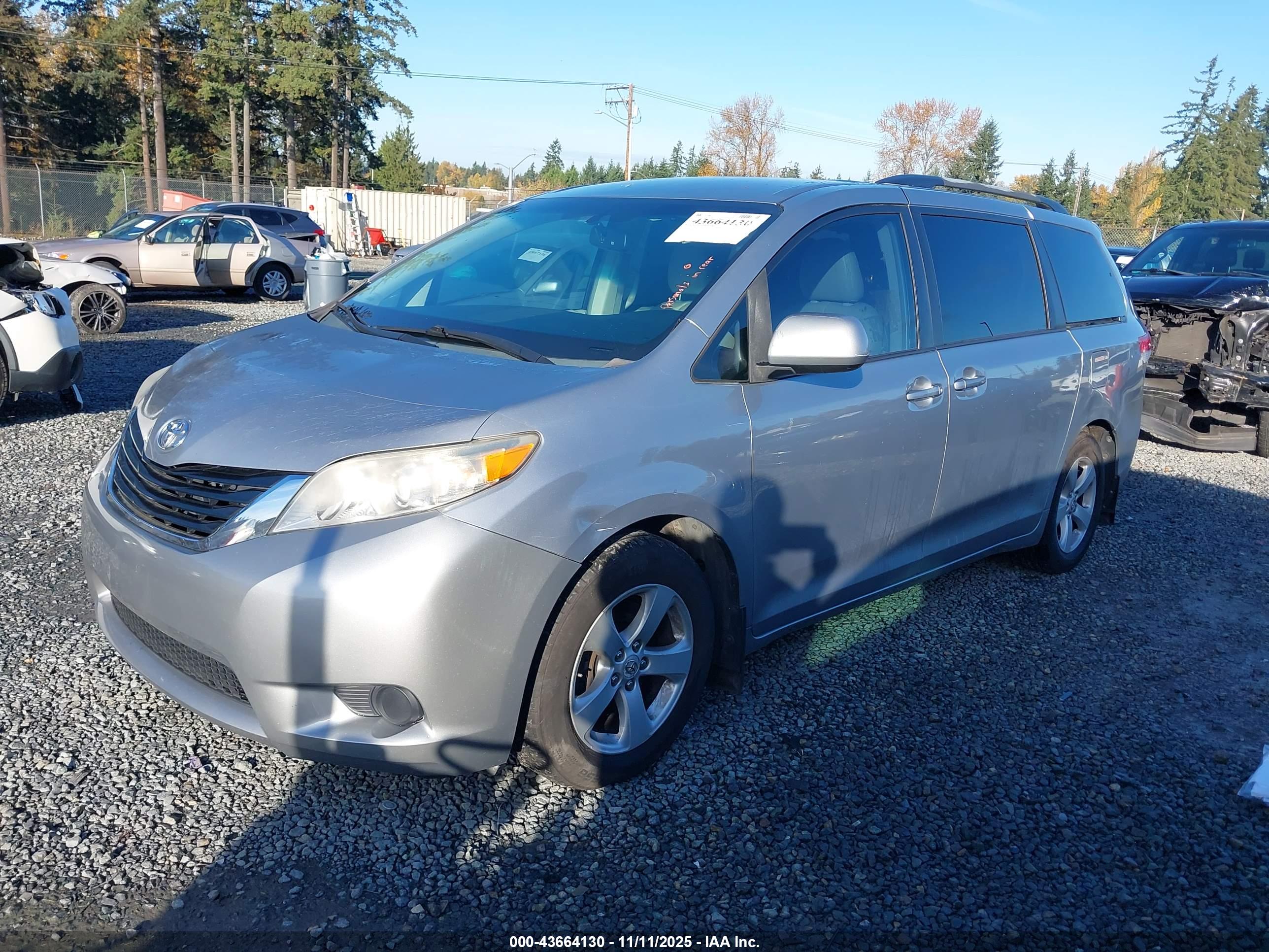 TOYOTA SIENNA image 2