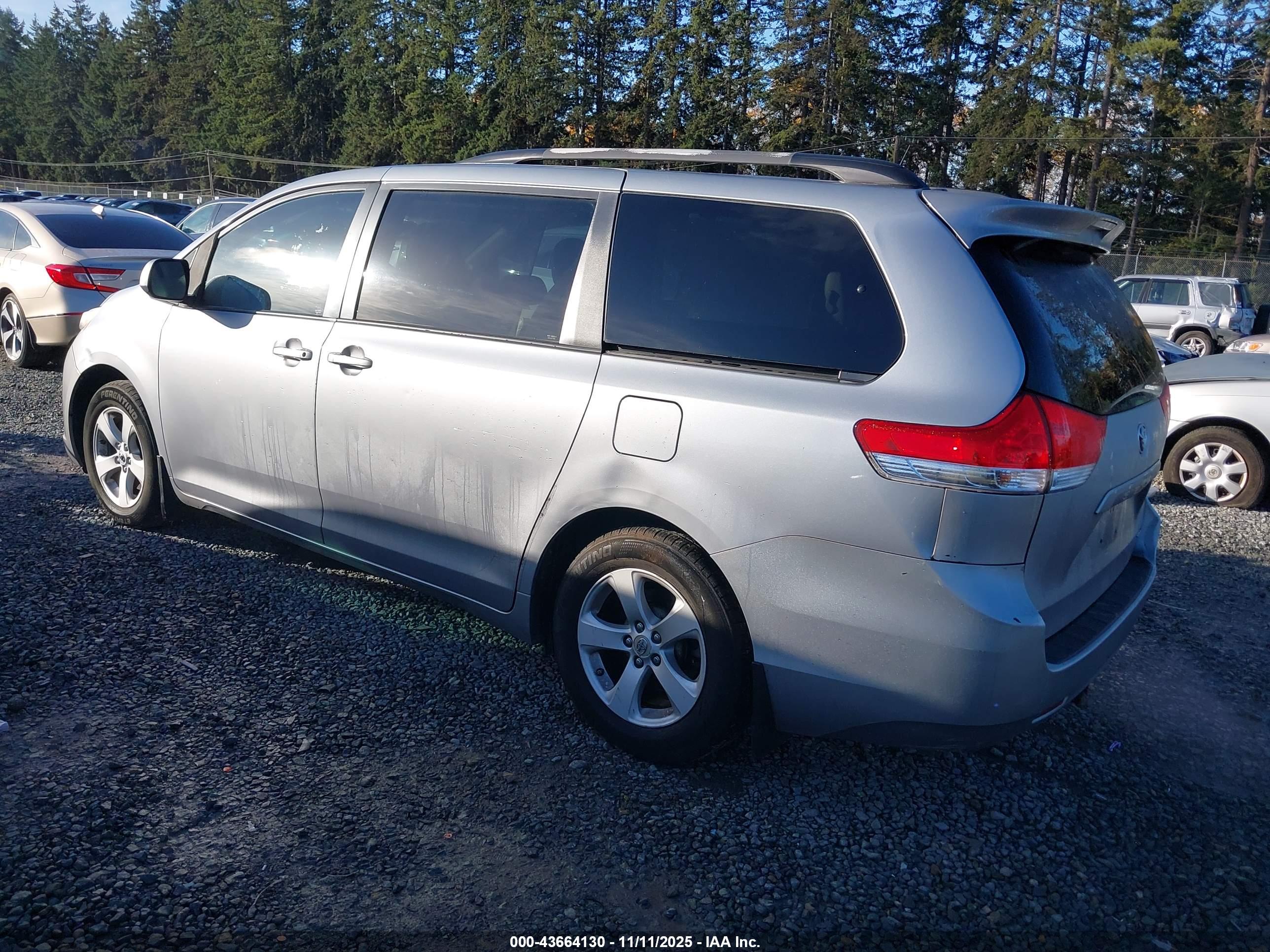 TOYOTA SIENNA image 3