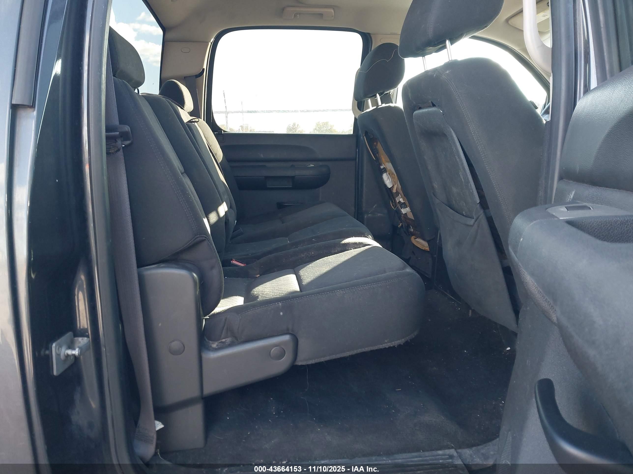CHEVROLET SILVERADO image 8