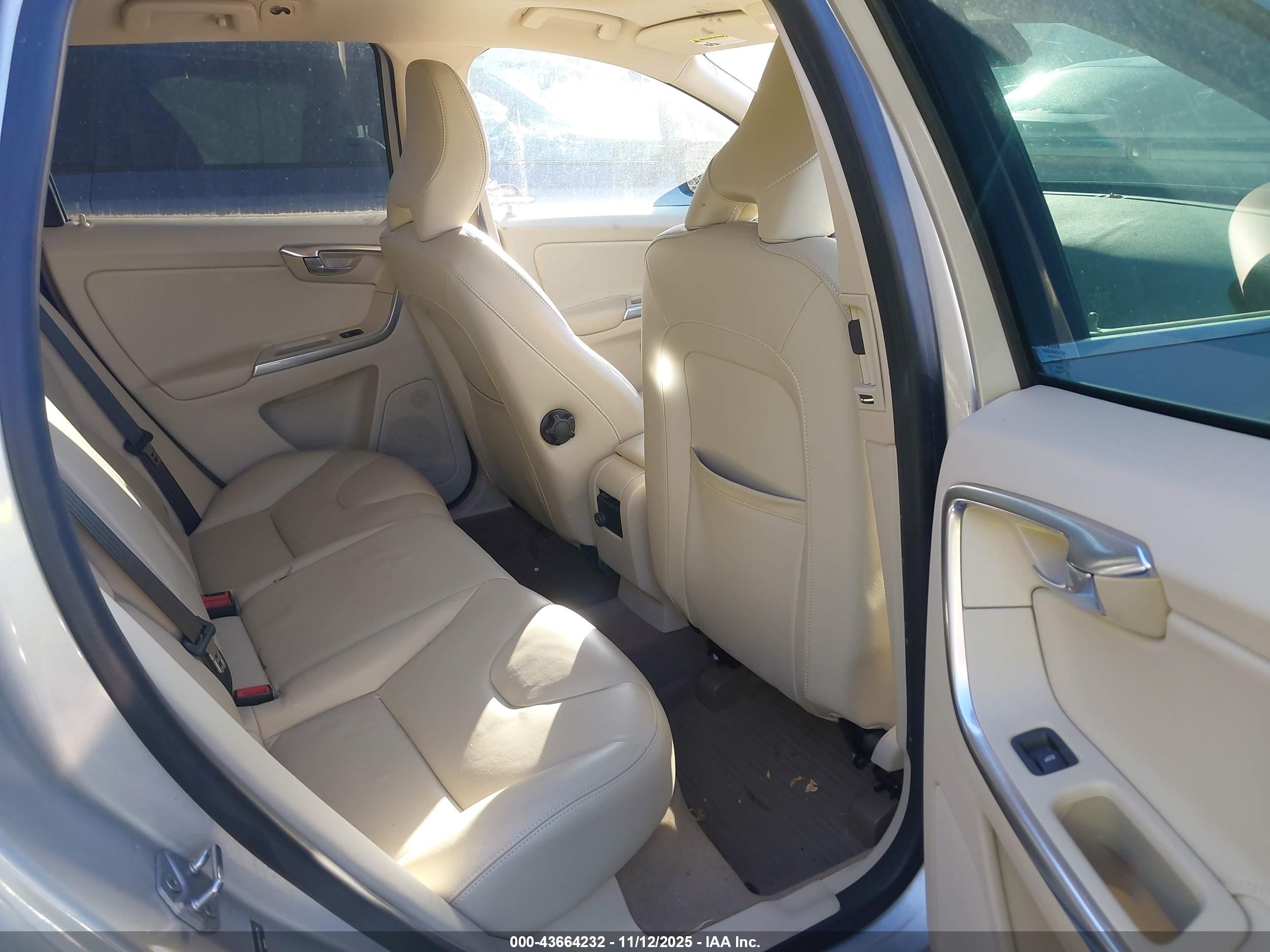 VOLVO XC60 image 8