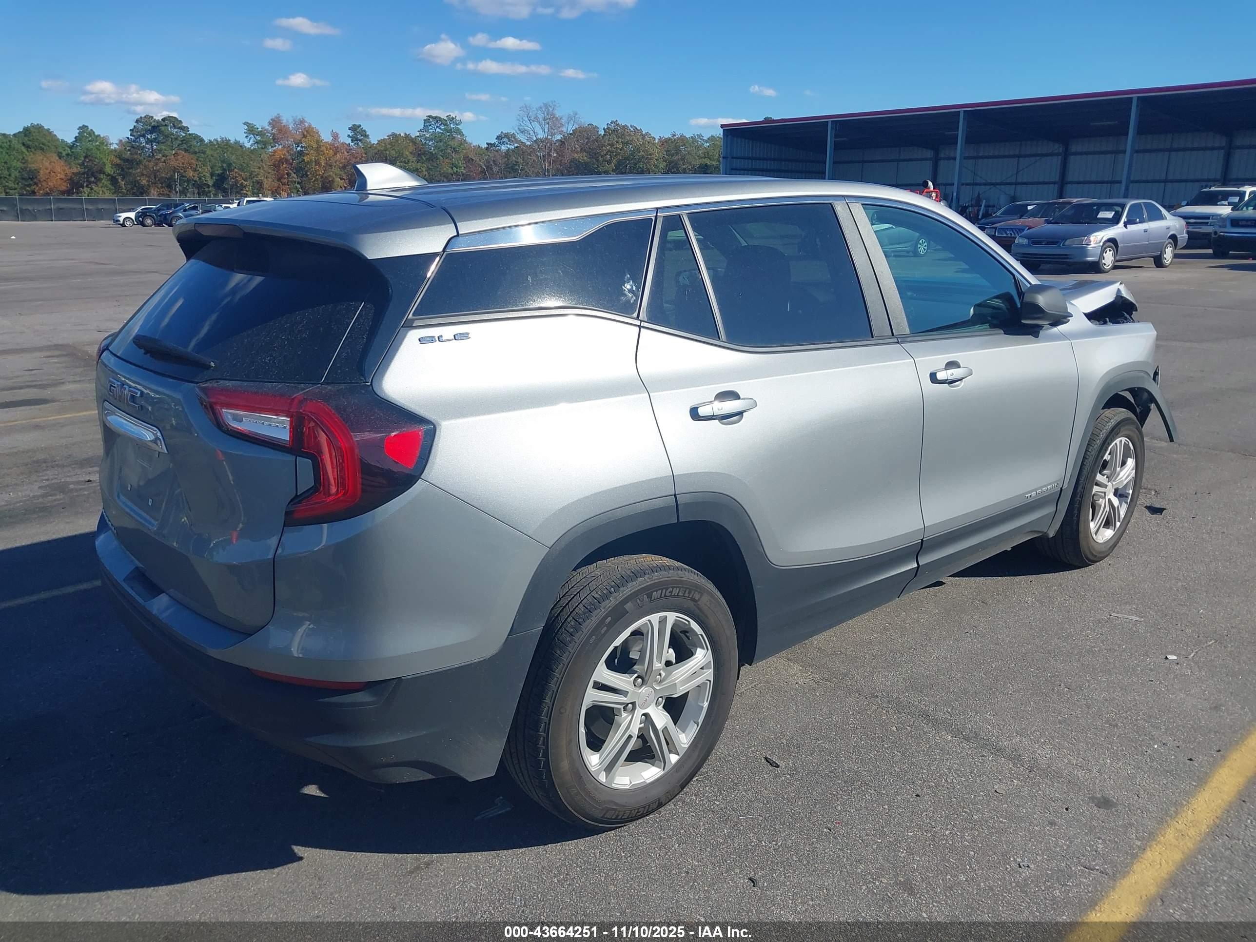 GMC TERRAIN image 4