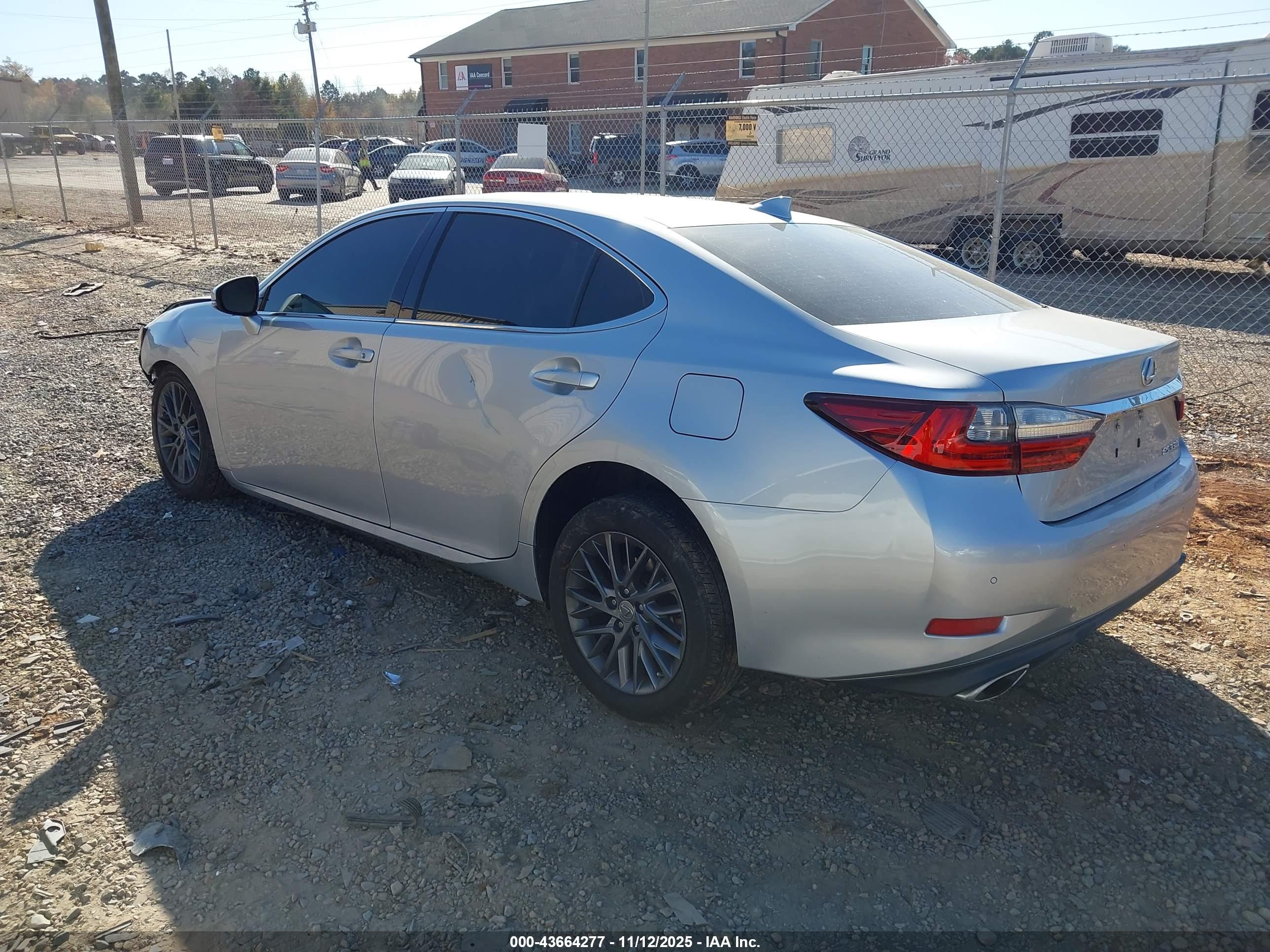 LEXUS ES image 3