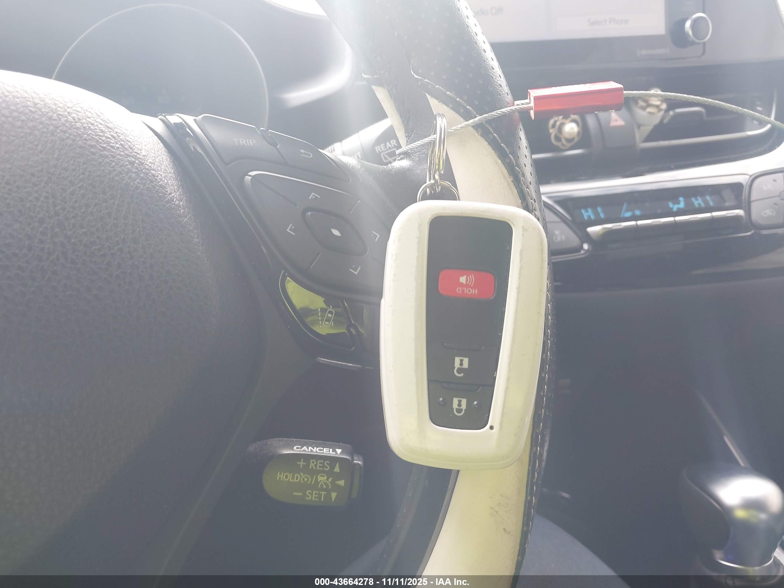 TOYOTA C-HR image 11