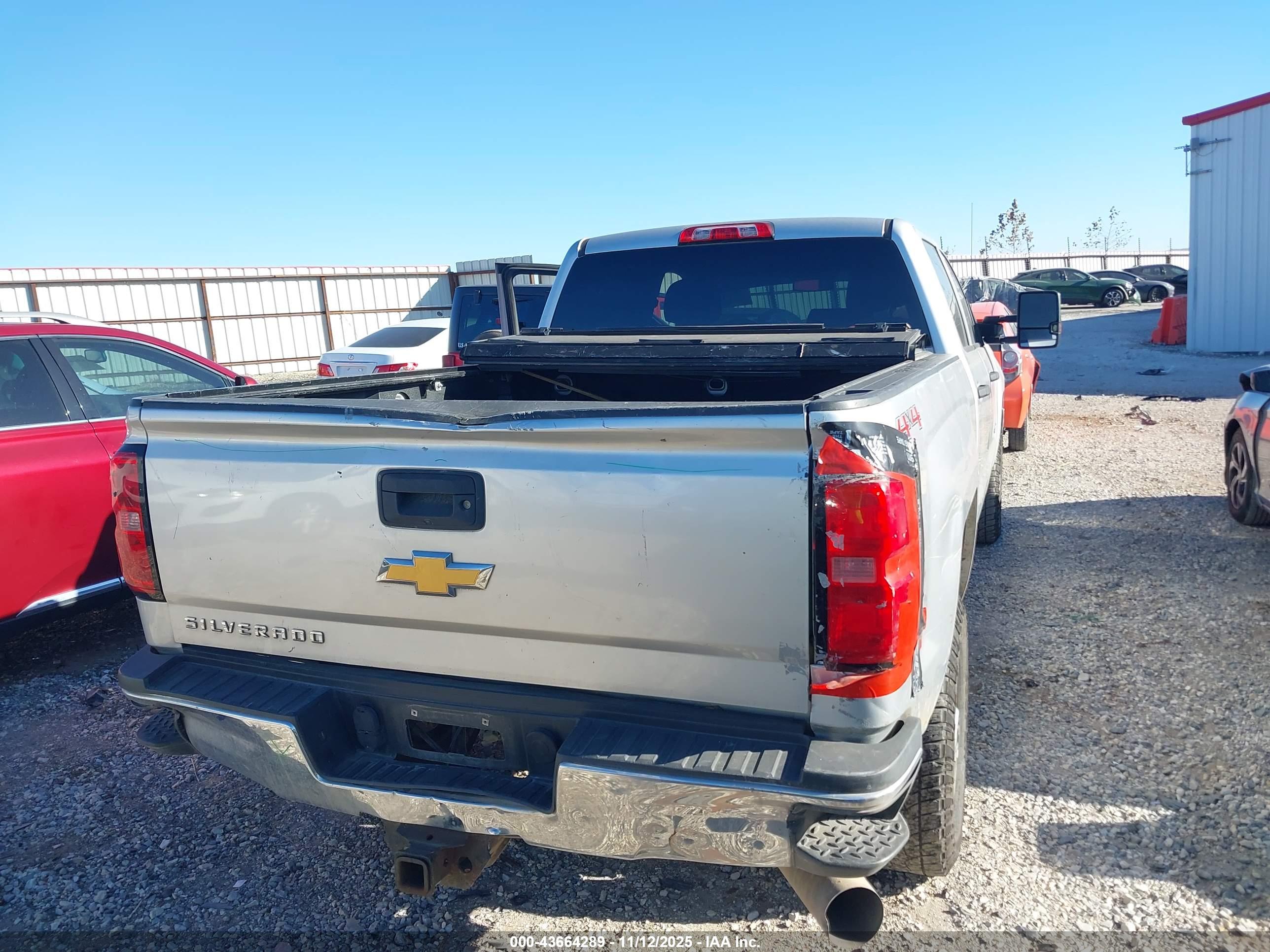 CHEVROLET SILVERADO image 6