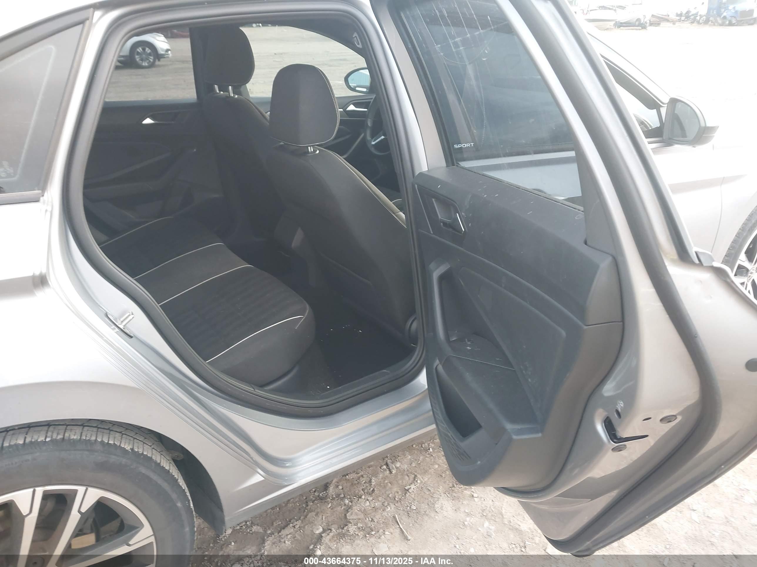 VOLKSWAGEN JETTA image 8