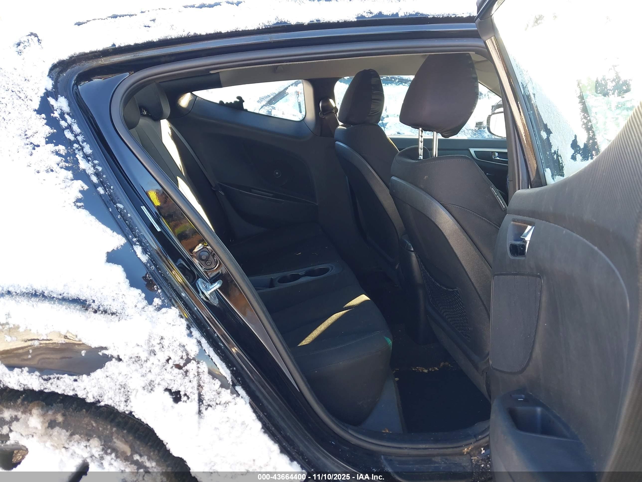 HYUNDAI VELOSTER image 8