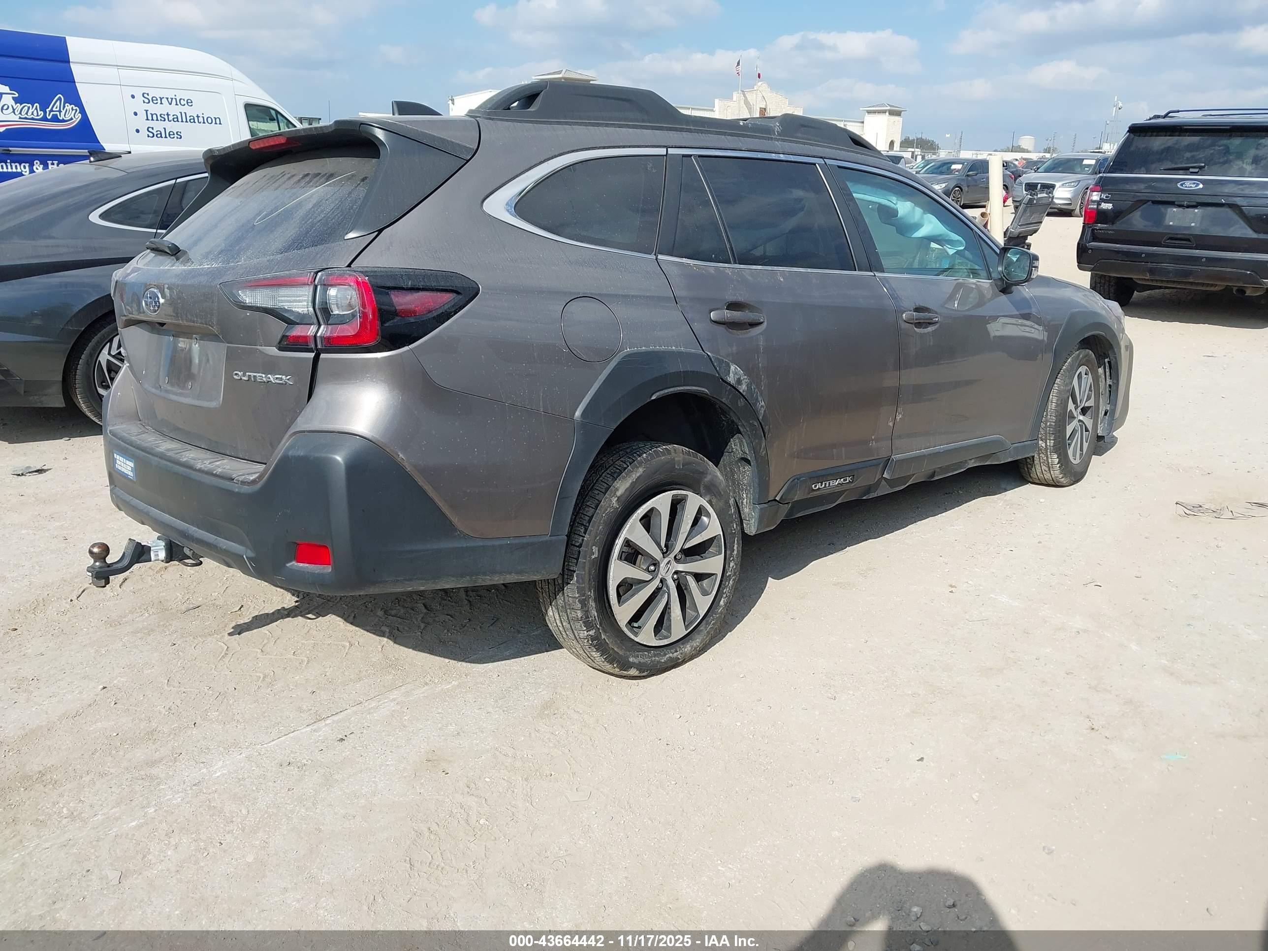 SUBARU OUTBACK image 4