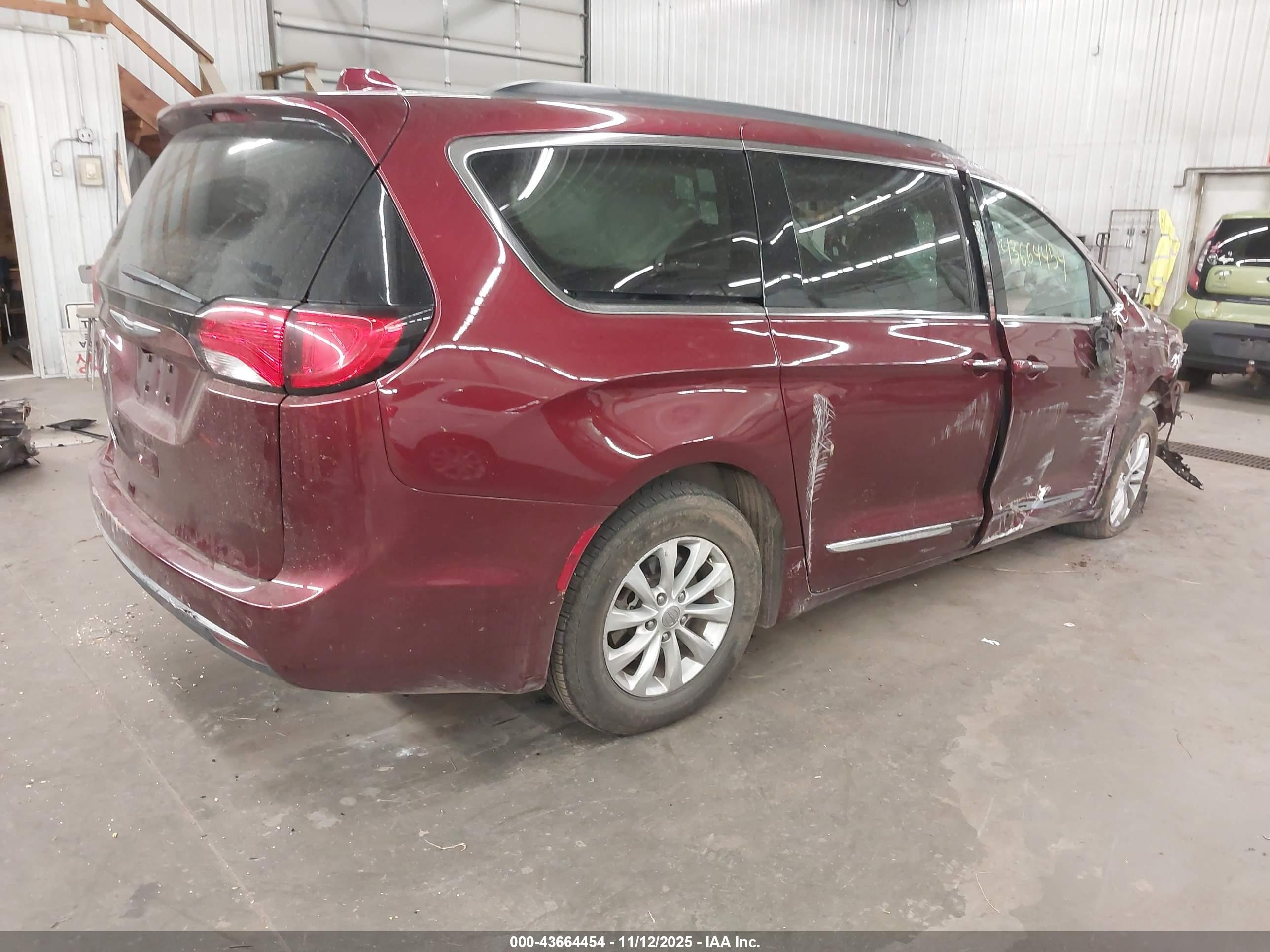 CHRYSLER PACIFICA image 4