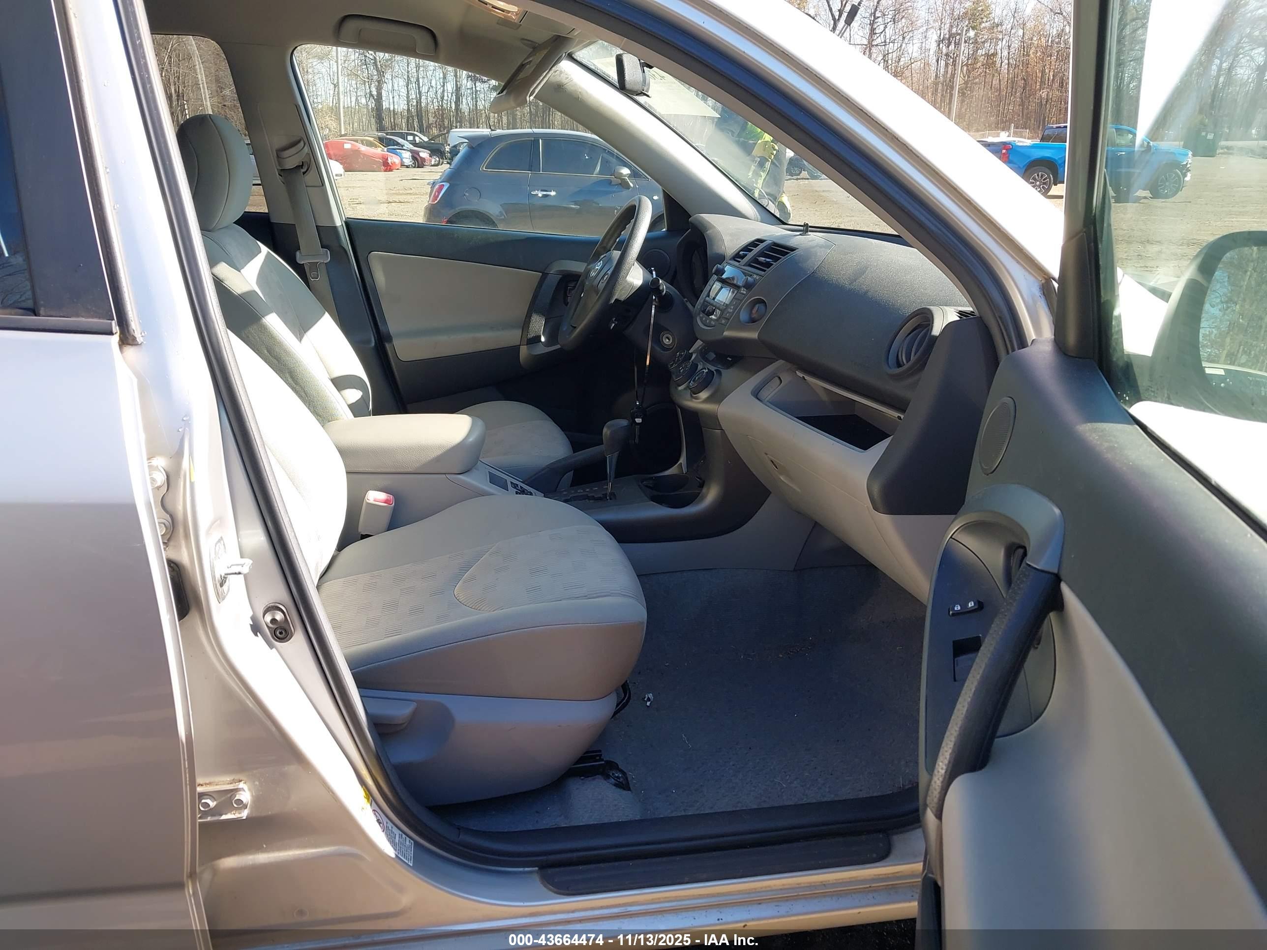 TOYOTA RAV4 image 5