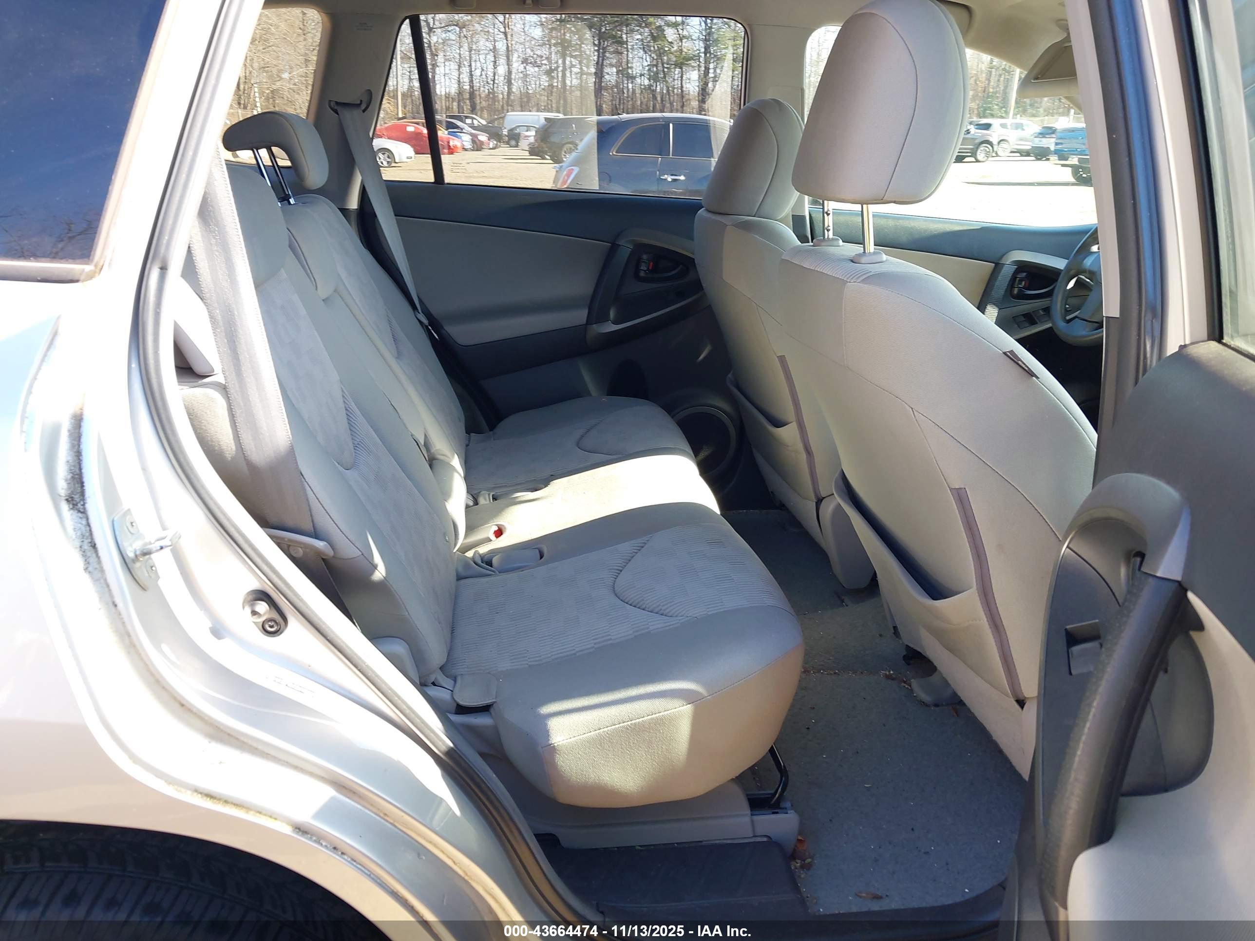 TOYOTA RAV4 image 8