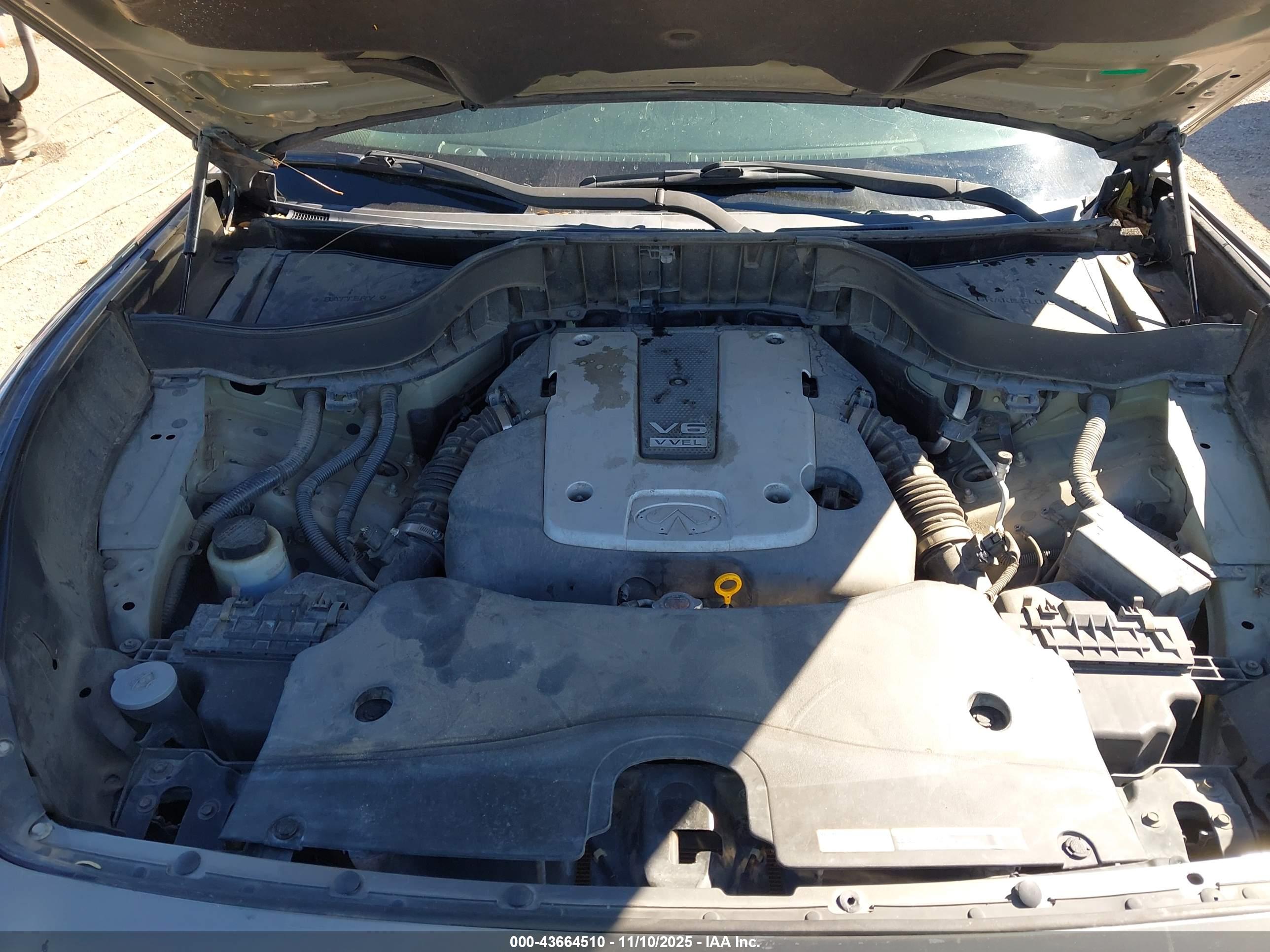 INFINITI QX70 image 10