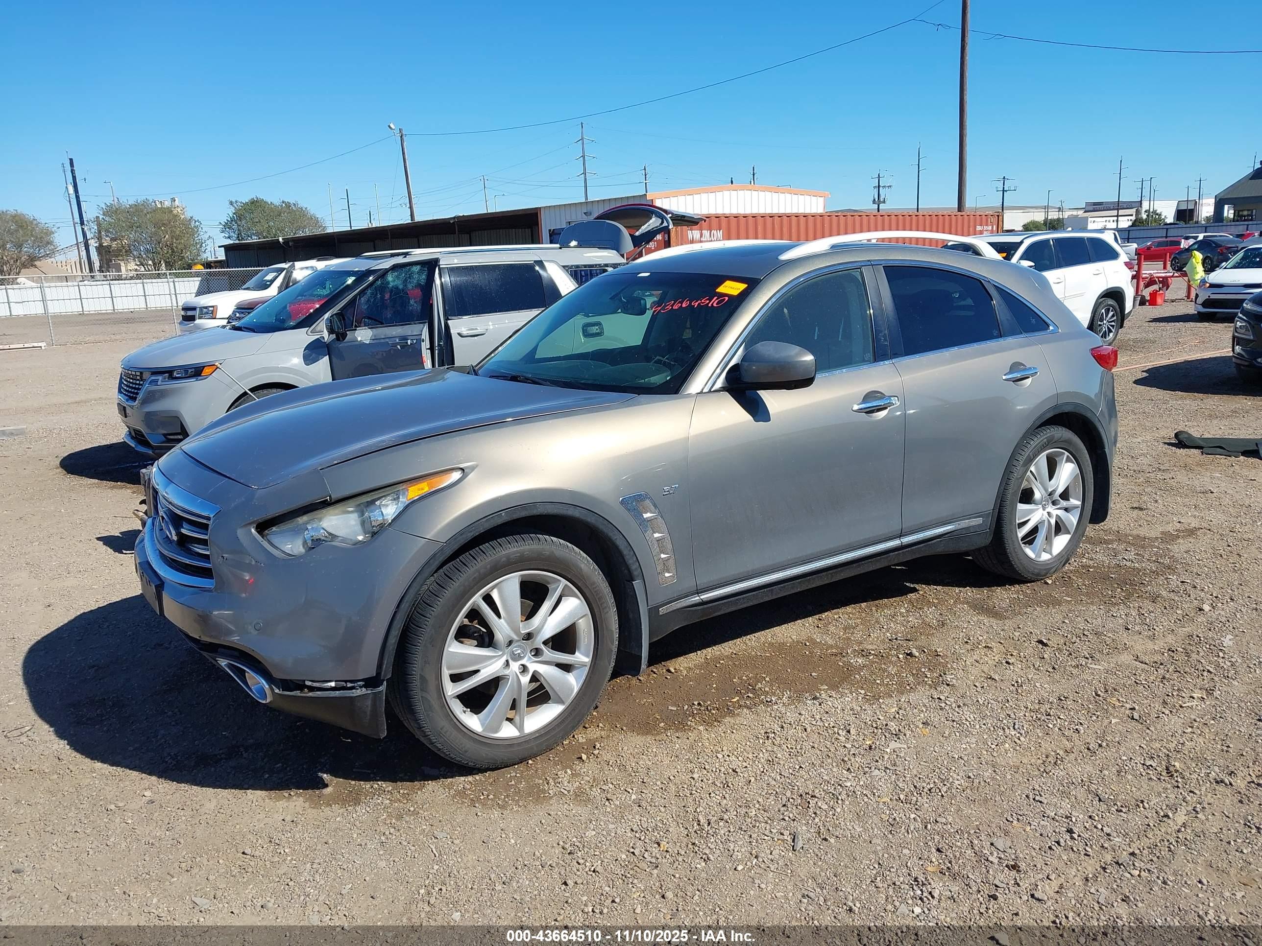 INFINITI QX70 image 2