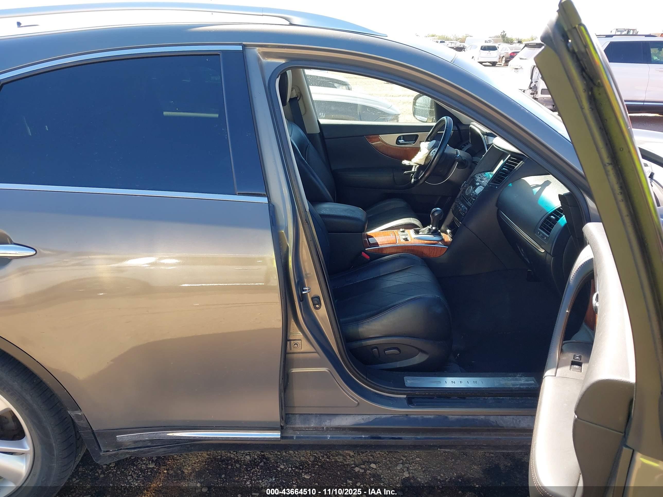 INFINITI QX70 image 5
