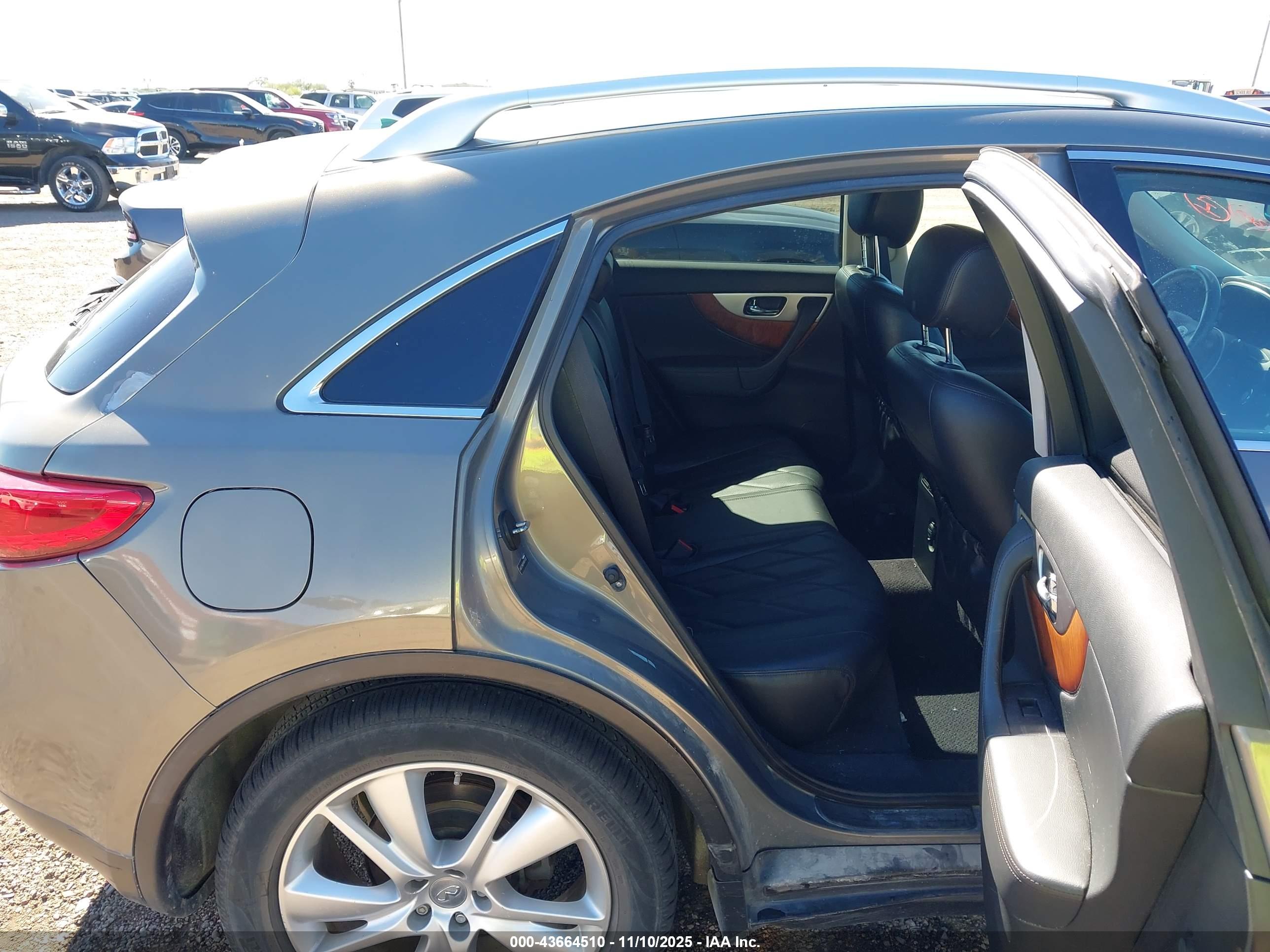 INFINITI QX70 image 8