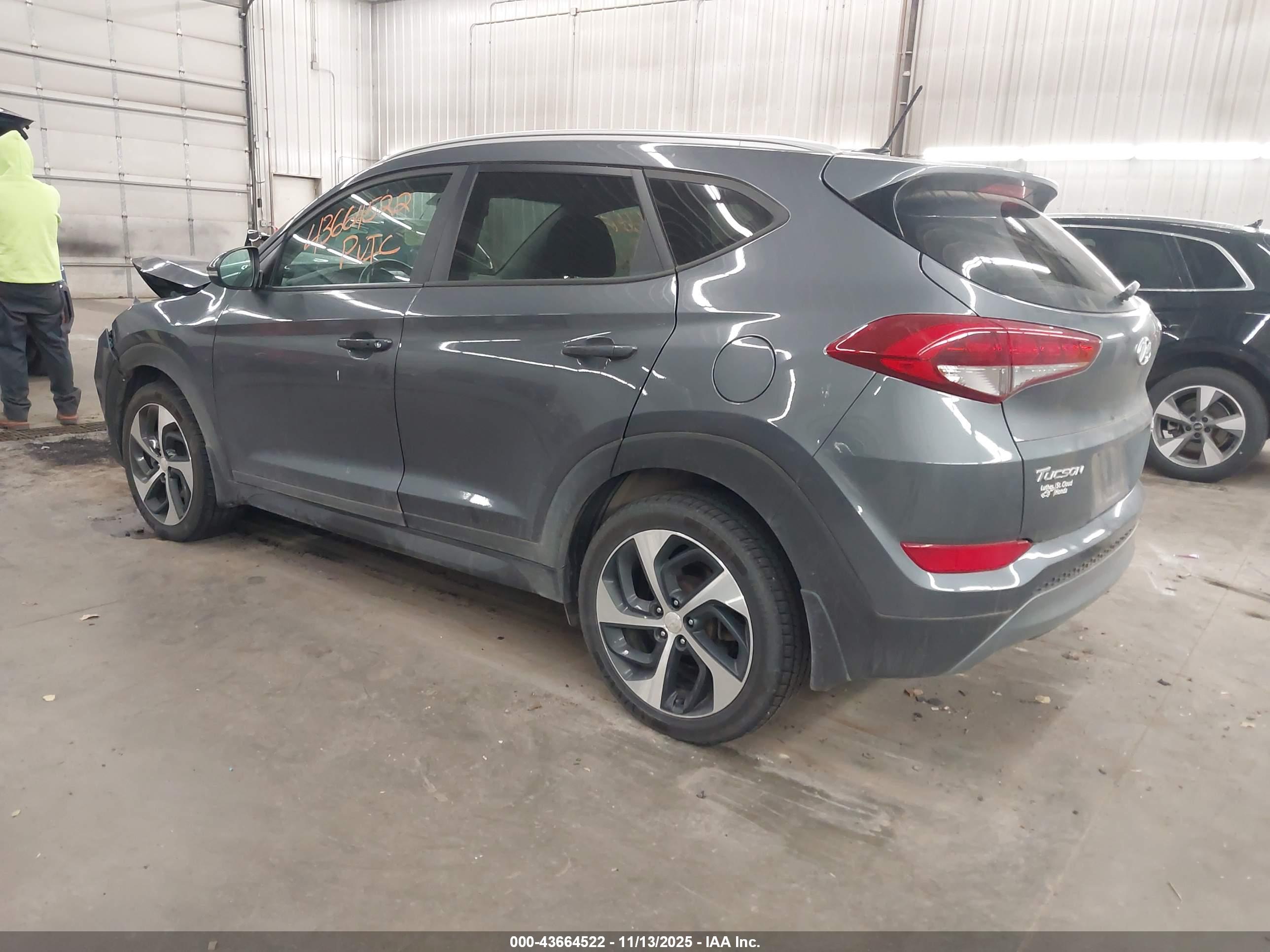 HYUNDAI TUCSON image 3