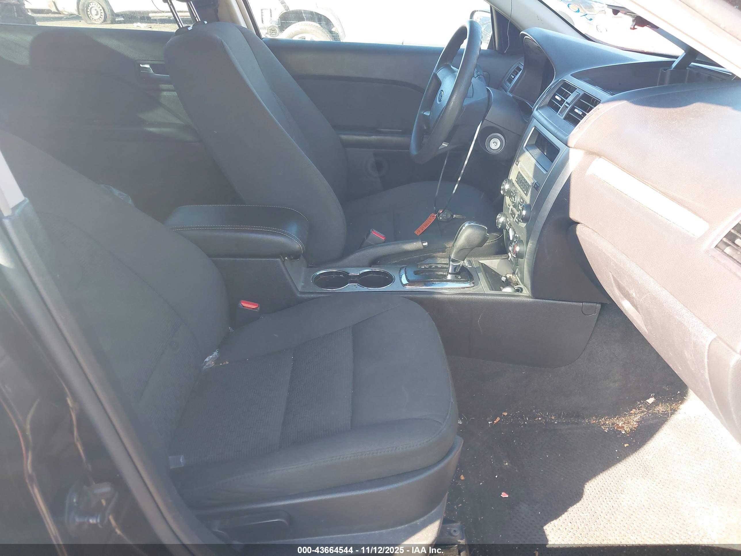 FORD FUSION image 5