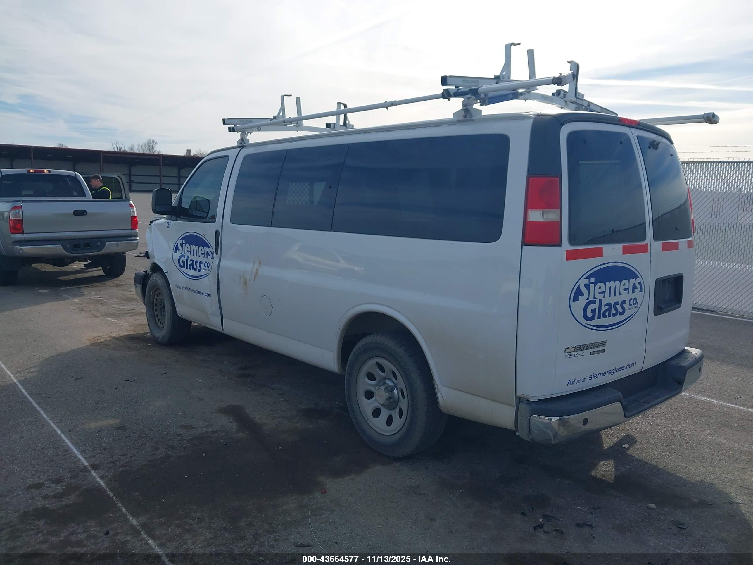 CHEVROLET EXPRESS image 3