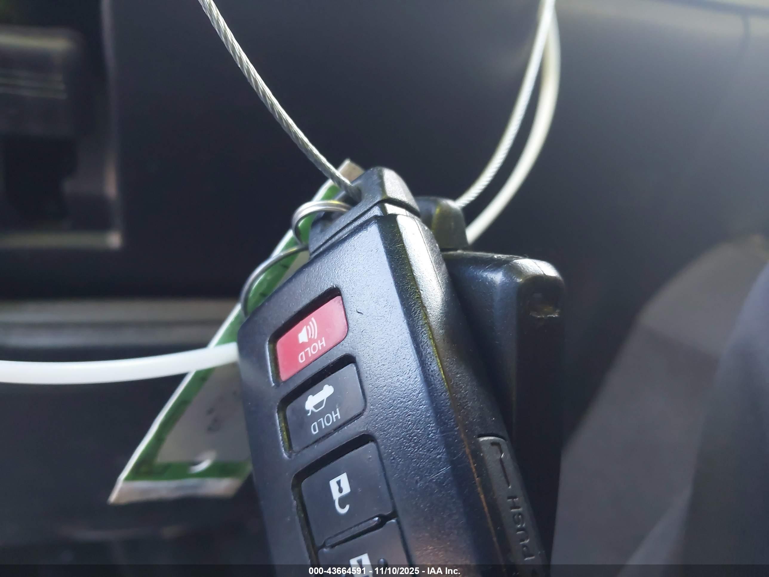 TOYOTA AVALON image 11