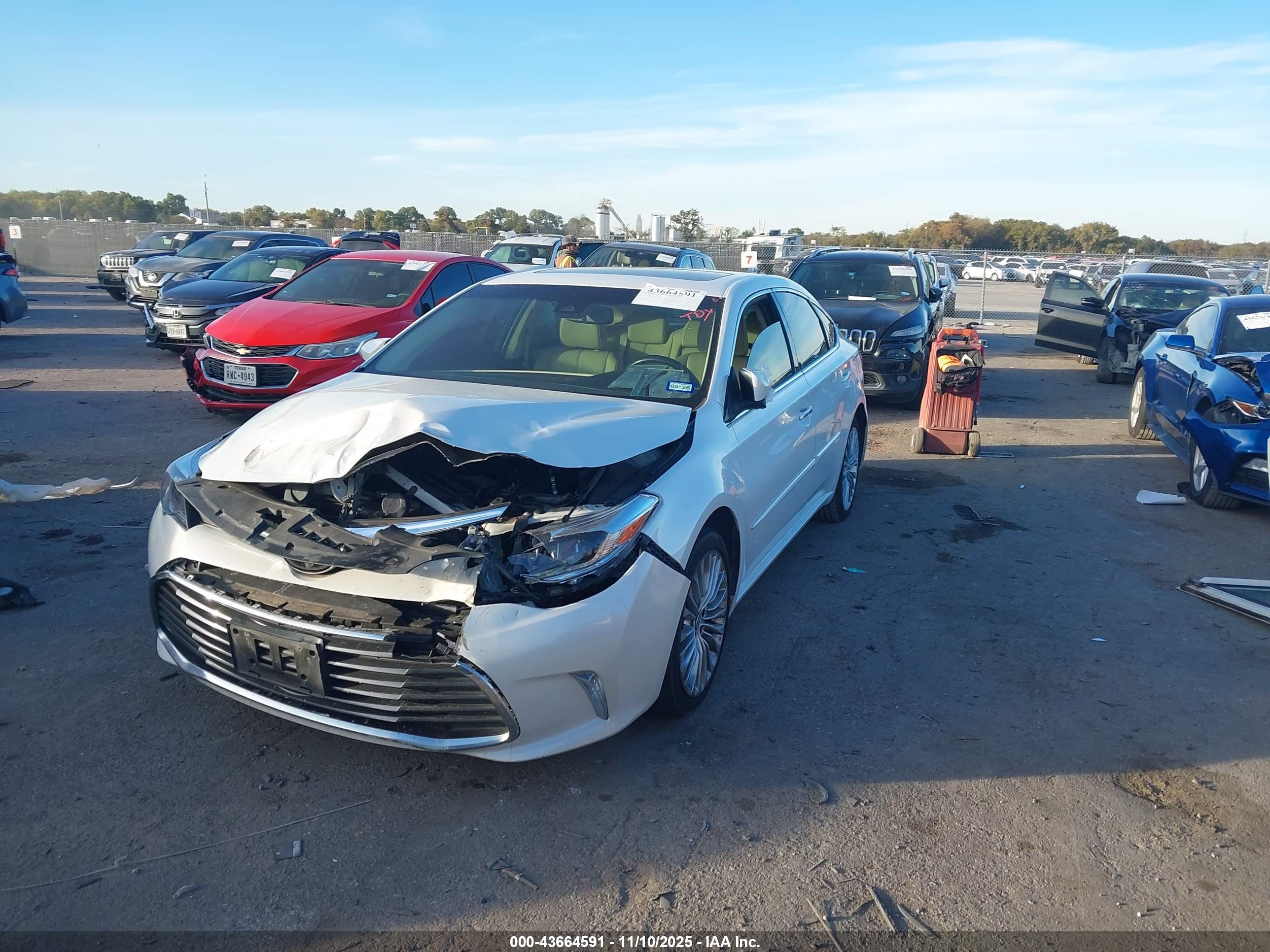 TOYOTA AVALON image 2