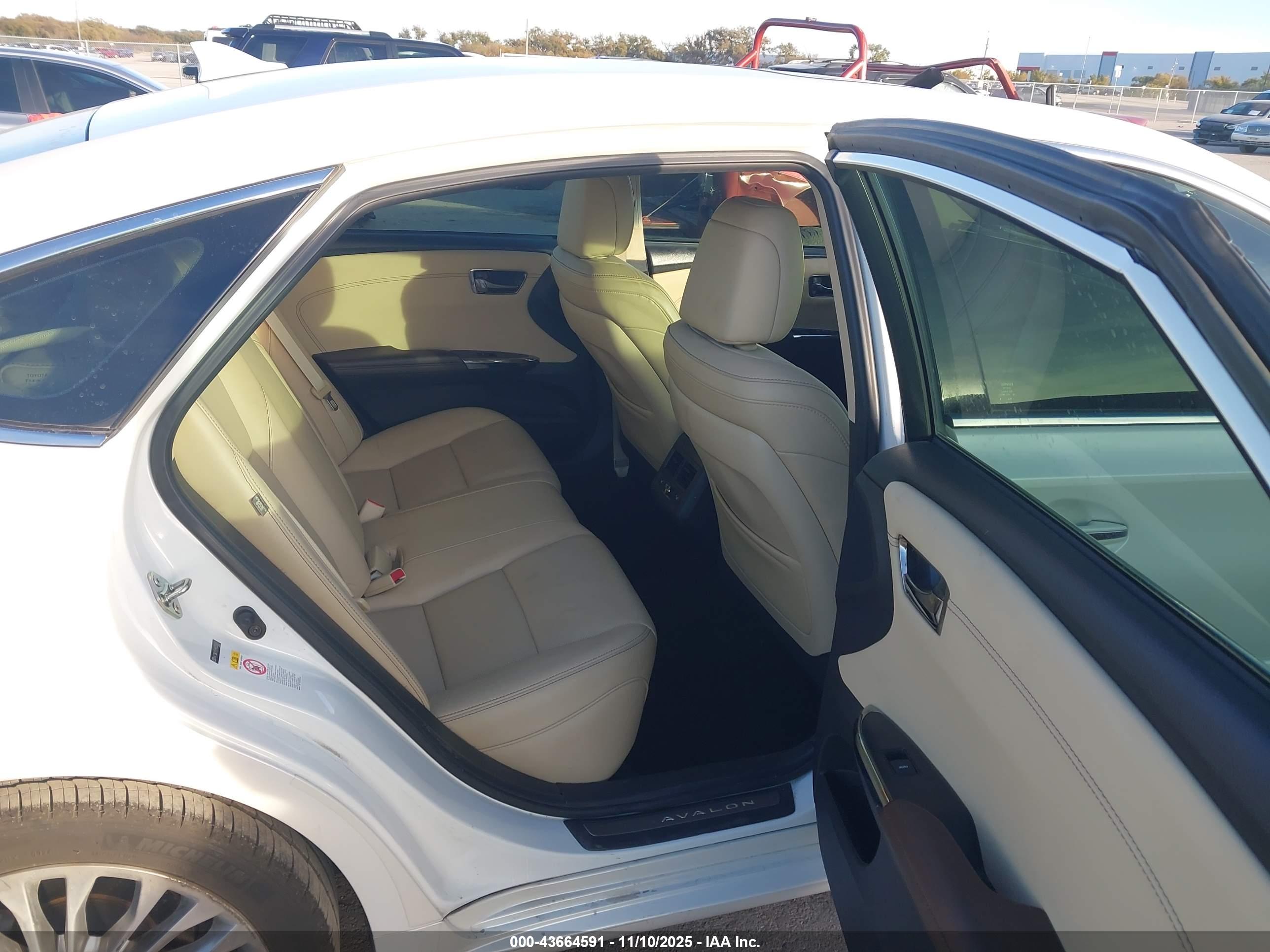 TOYOTA AVALON image 8