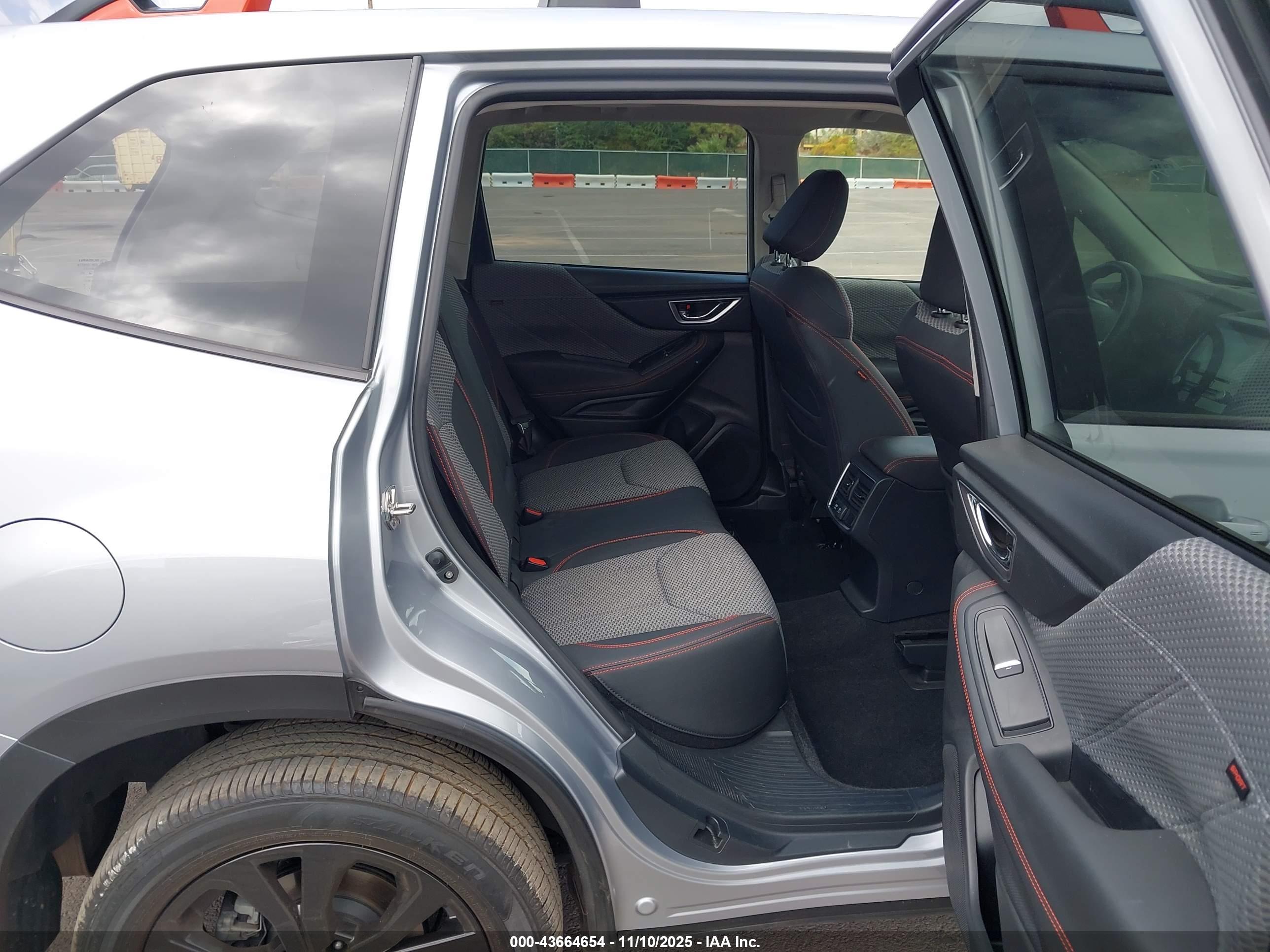 SUBARU FORESTER image 8