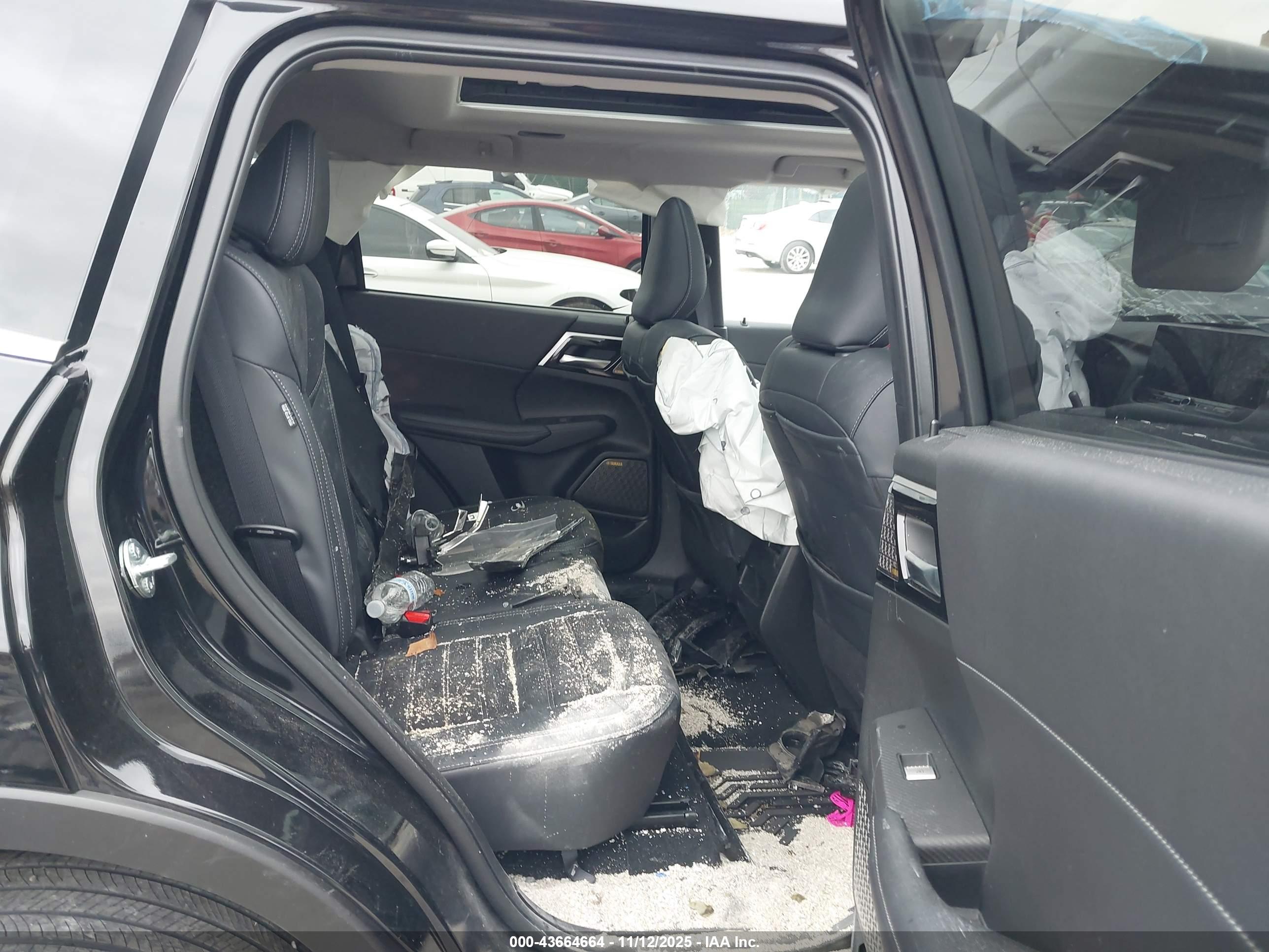 MITSUBISHI OUTLANDER image 8