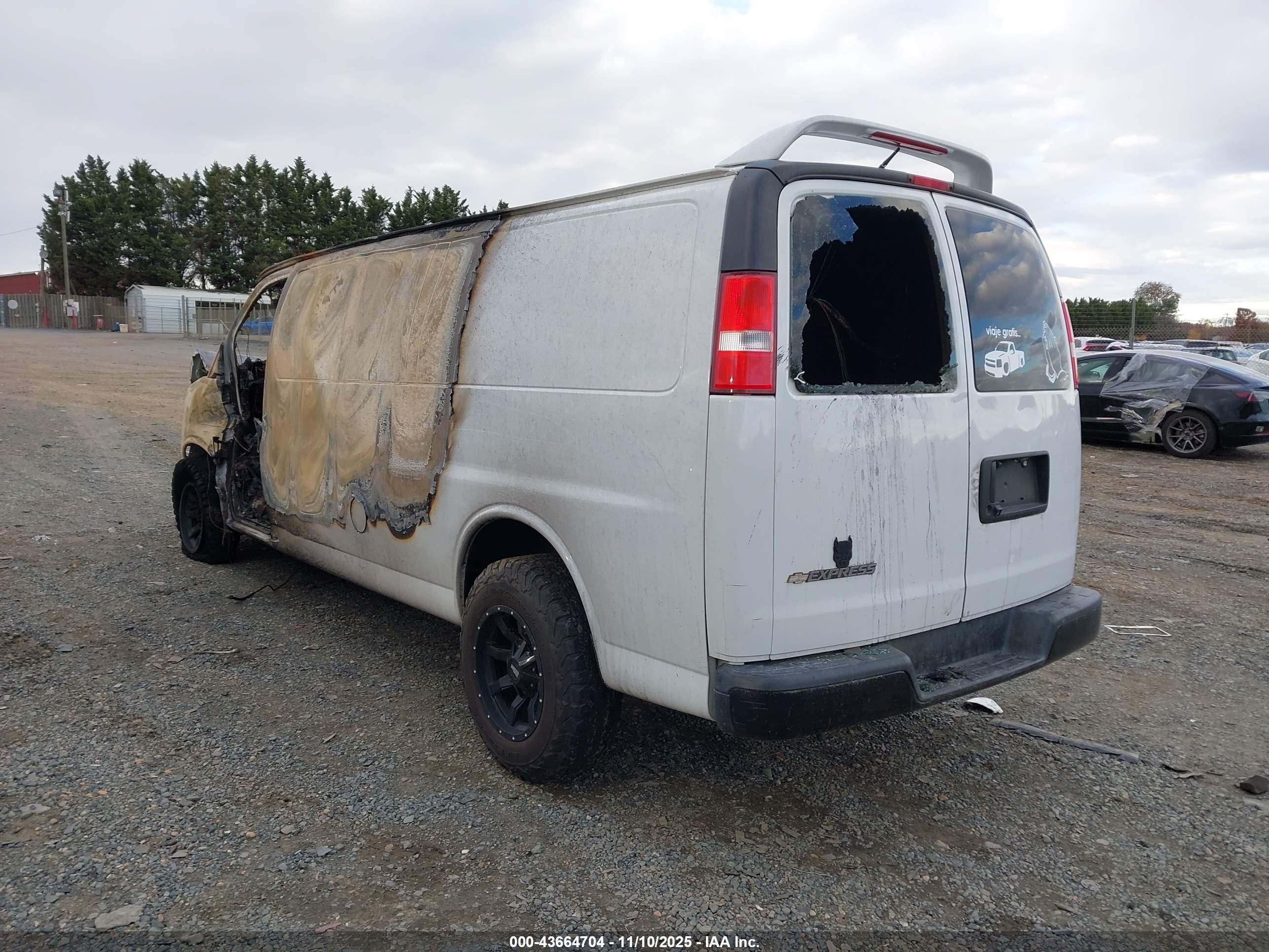 CHEVROLET EXPRESS image 3