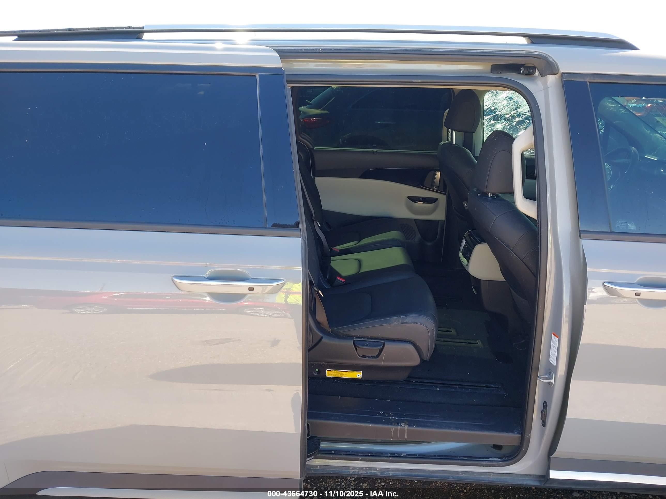 KIA CARNIVAL image 8