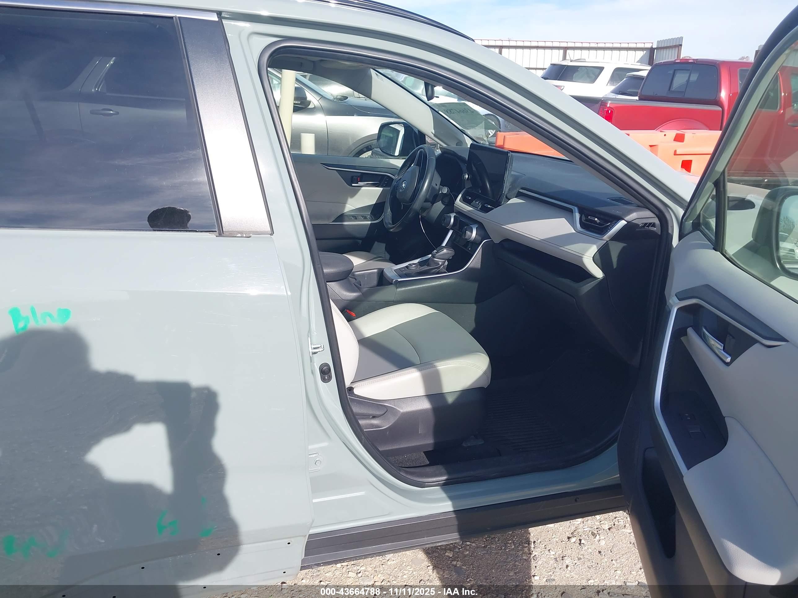 TOYOTA RAV4 image 5