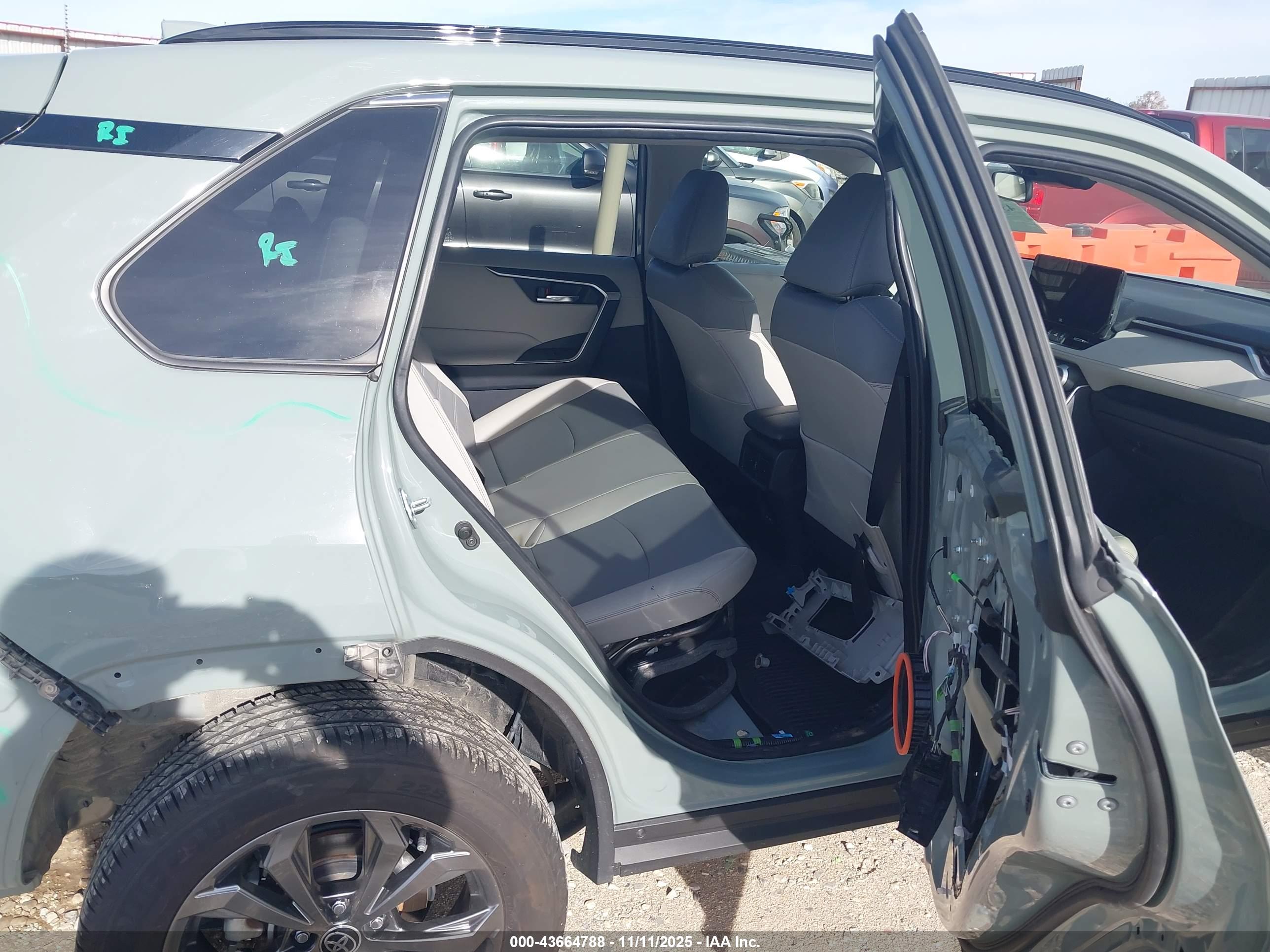 TOYOTA RAV4 image 8