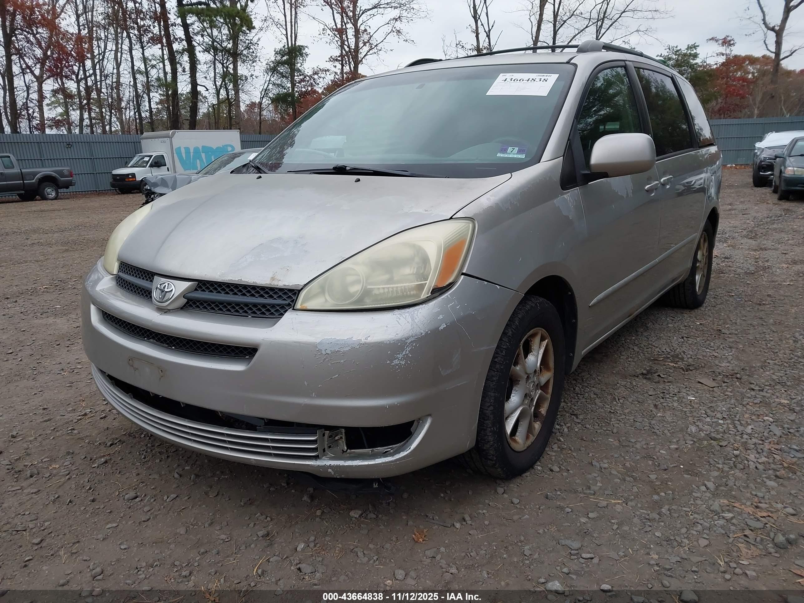 TOYOTA SIENNA image 2