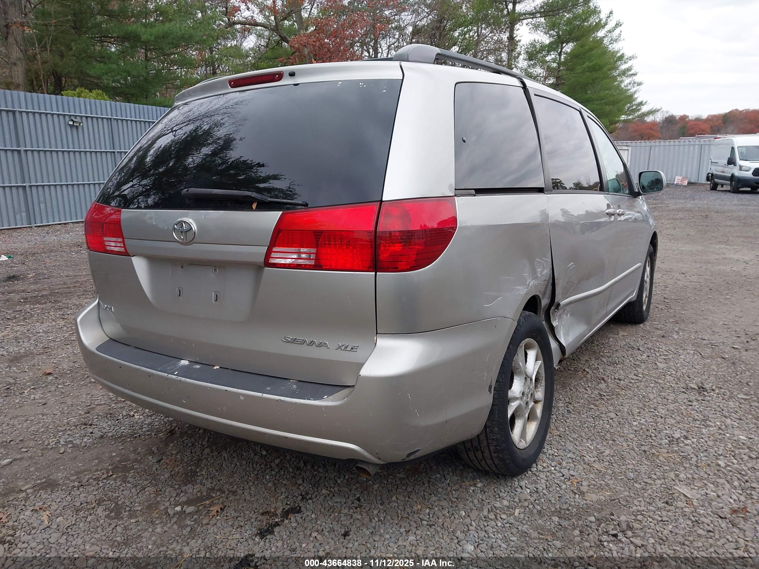TOYOTA SIENNA image 4