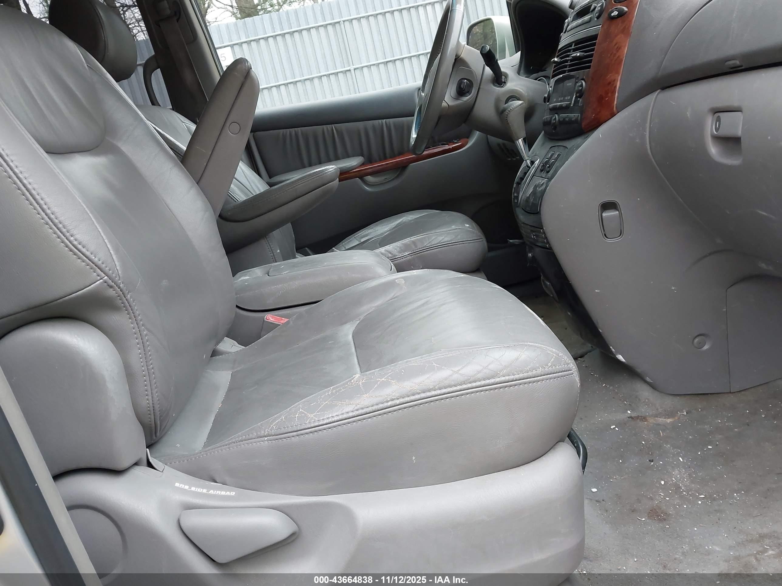 TOYOTA SIENNA image 5