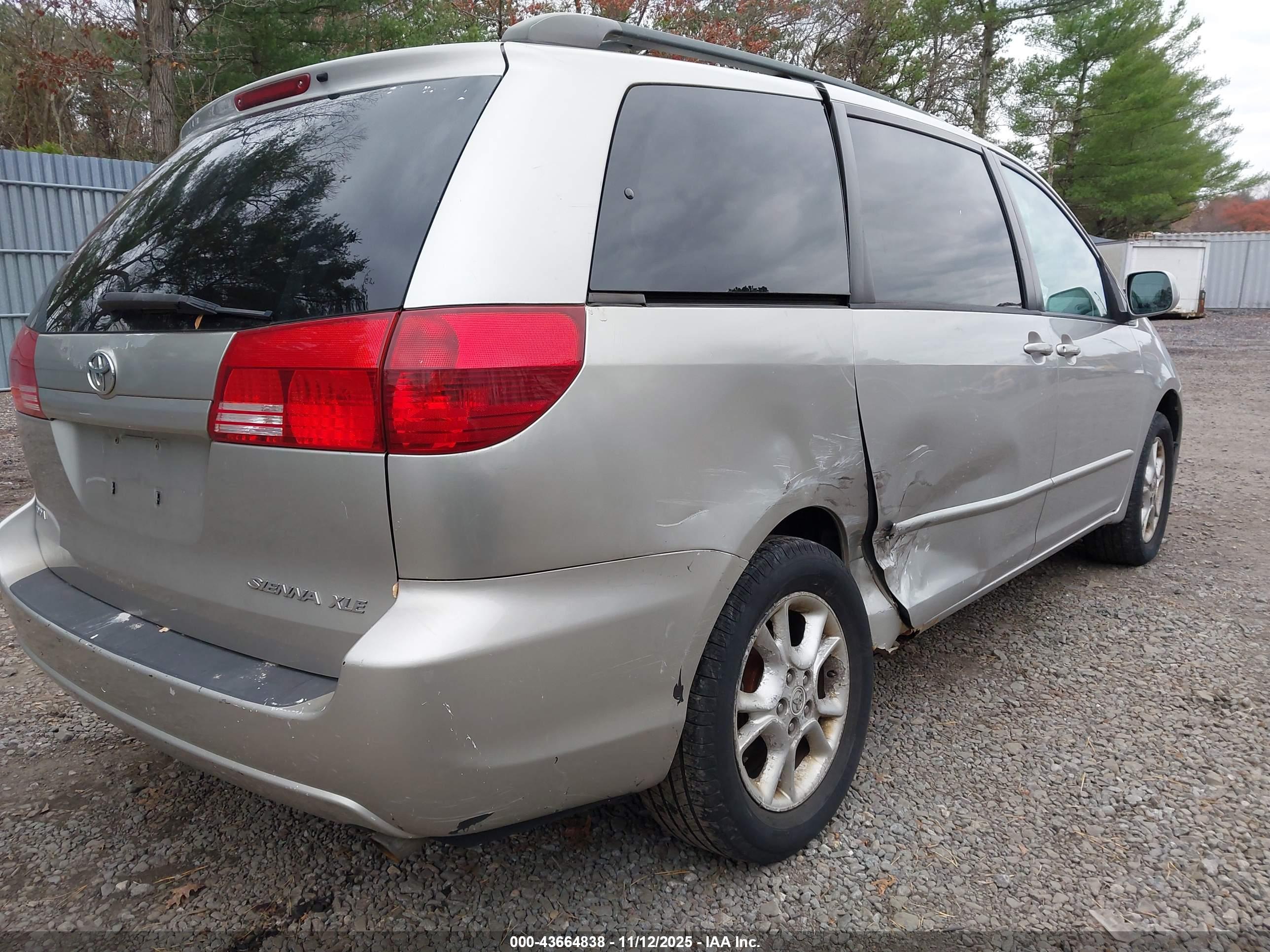 TOYOTA SIENNA image 6
