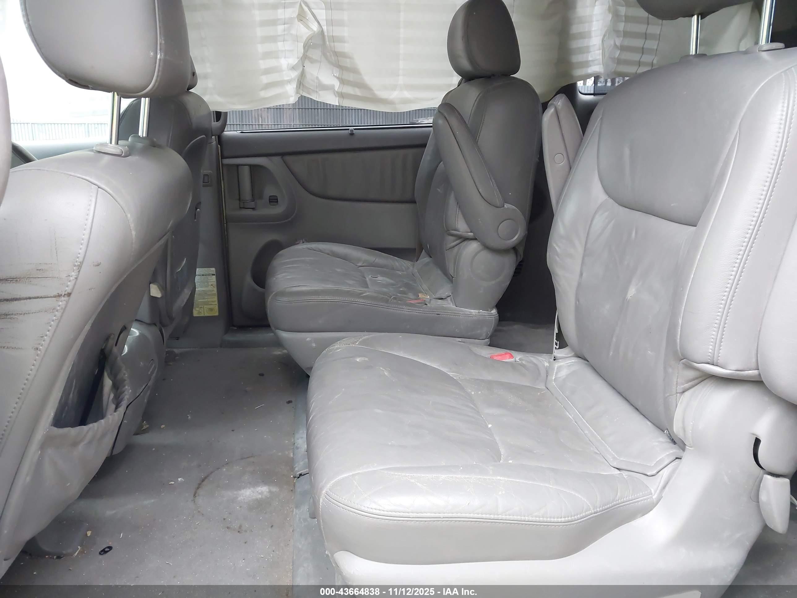 TOYOTA SIENNA image 8