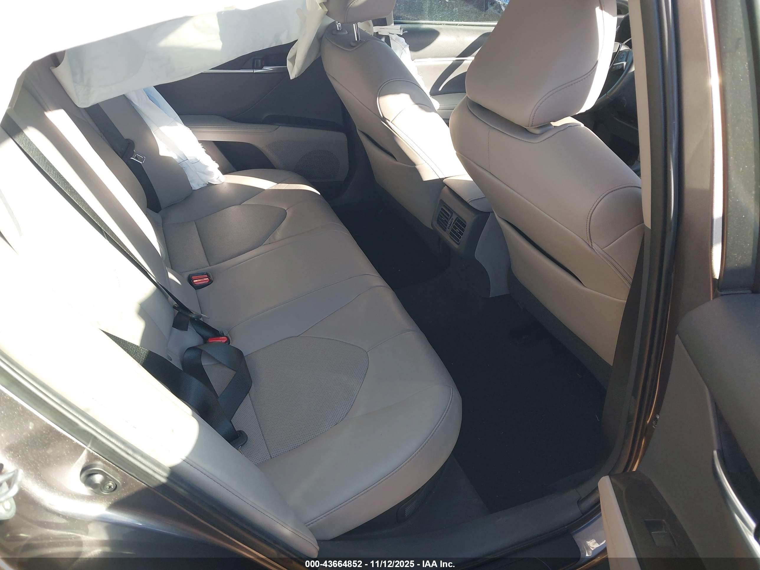 TOYOTA CAMRY image 8